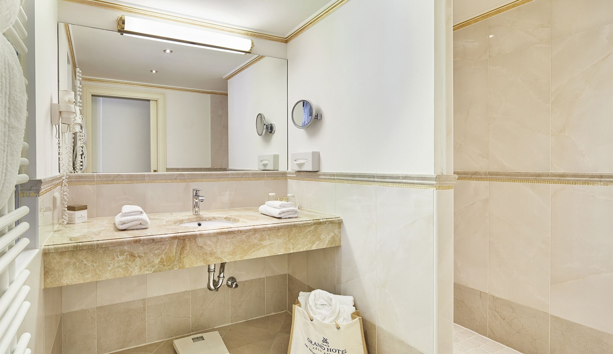 湖景舒适双人床房