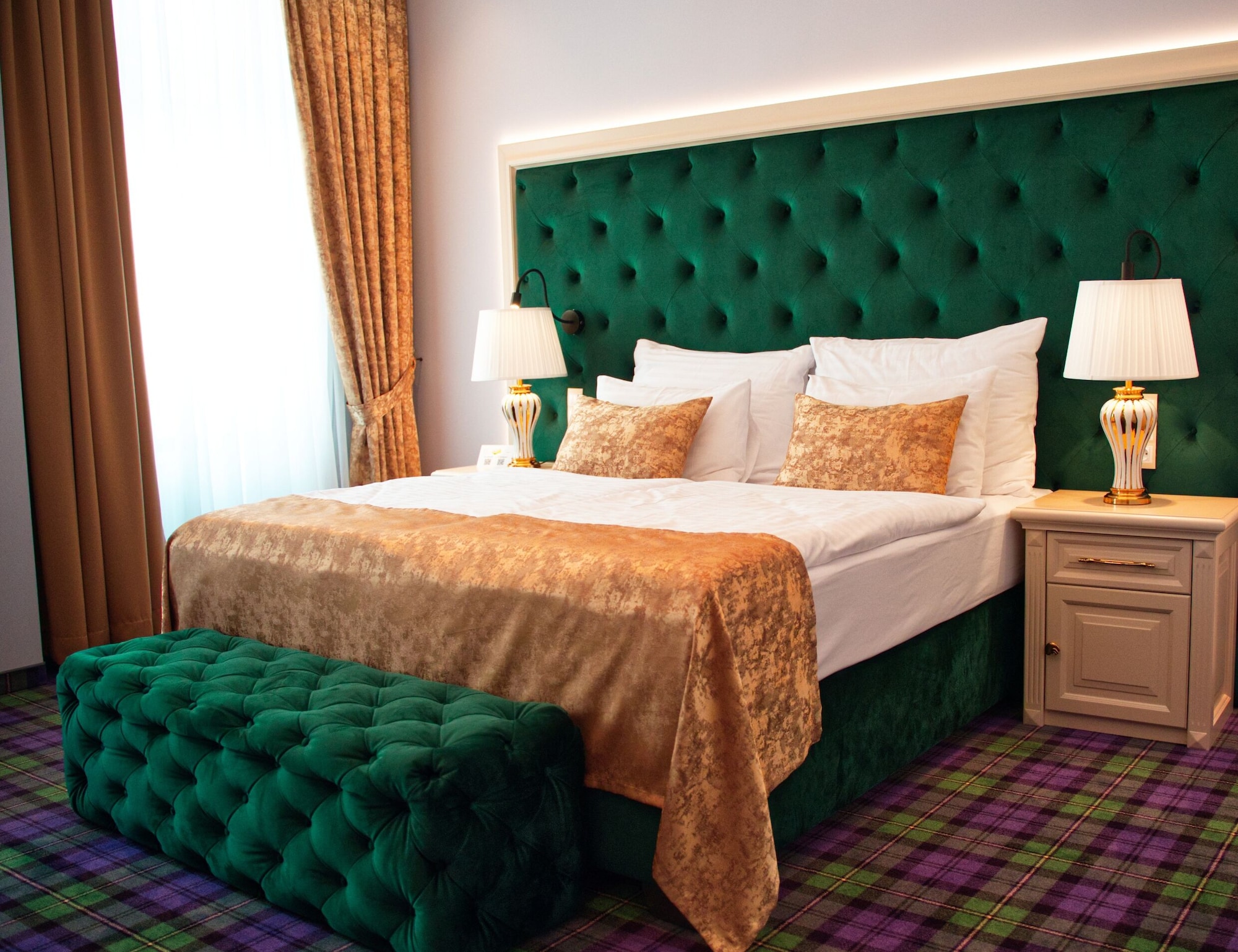 奢华双人房， 1 张特大床， 河景