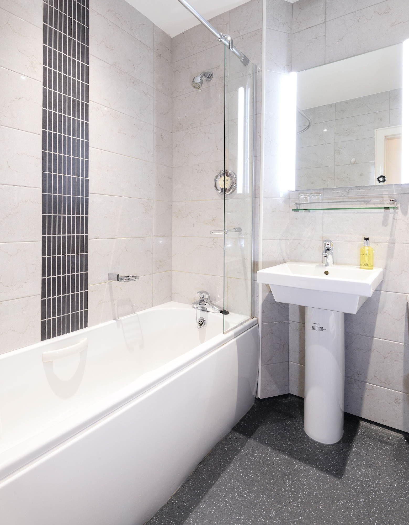 高级三人房（房间9）