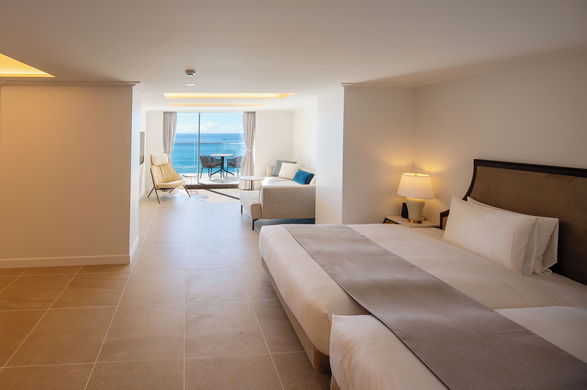 豪华阳台套房，禁烟（含早餐 + 法式晚餐【晚餐时间：7:30~8:00PM】）