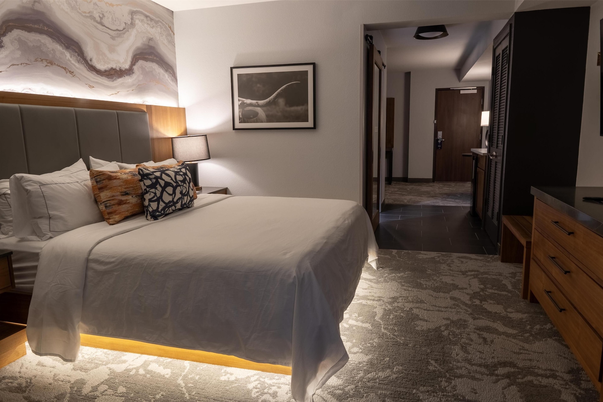 1张特大床 行动无障碍浴缸 小型套房