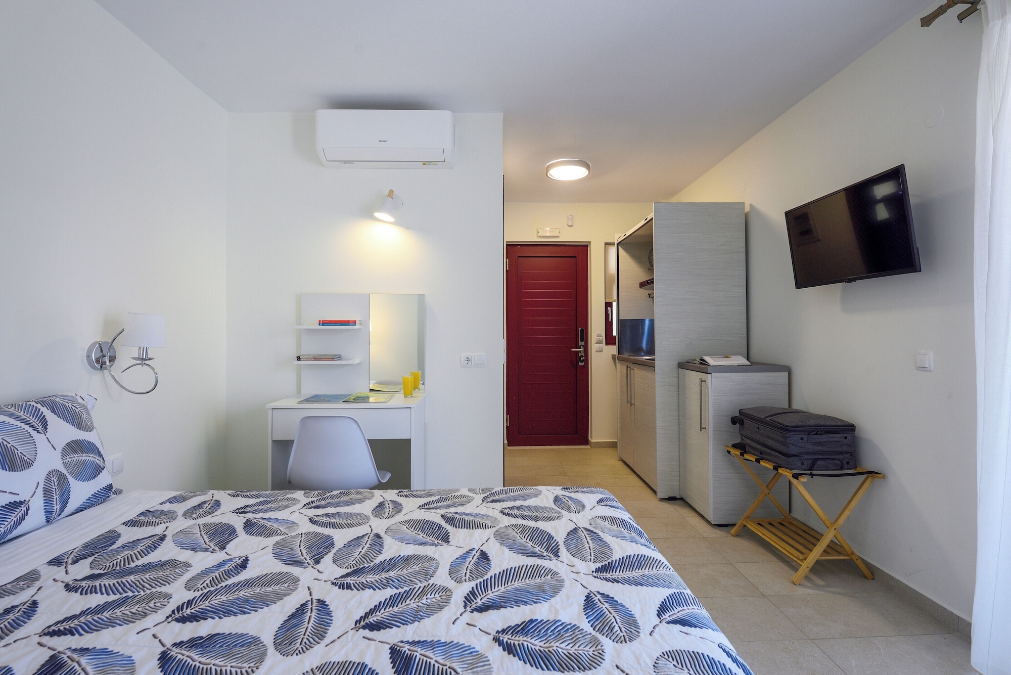 带阳台和海景的豪华双人房