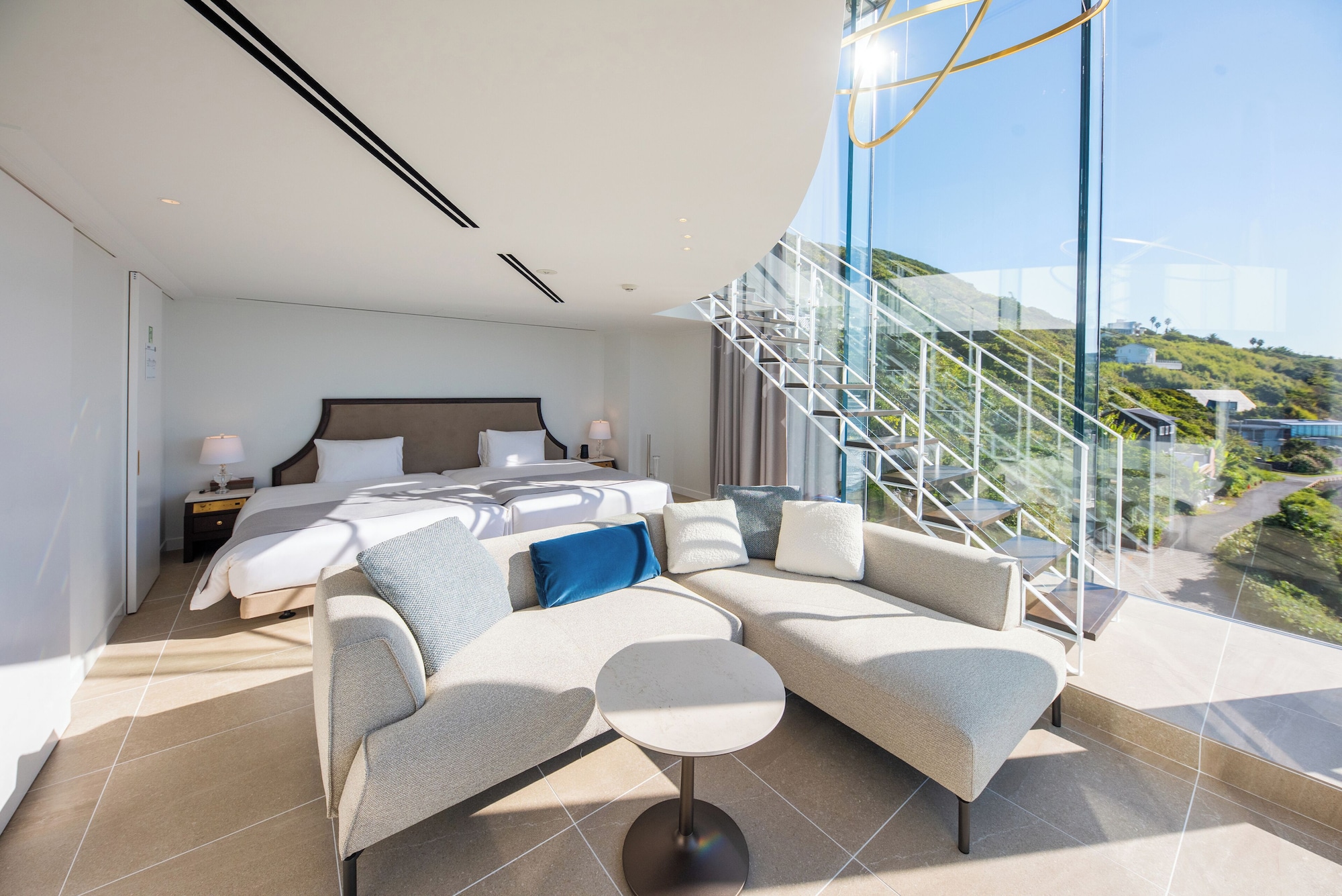 复式公寓套房， 无烟 （含早餐和法式晚餐 【晚餐时间: 5:00~5:30Pm】）