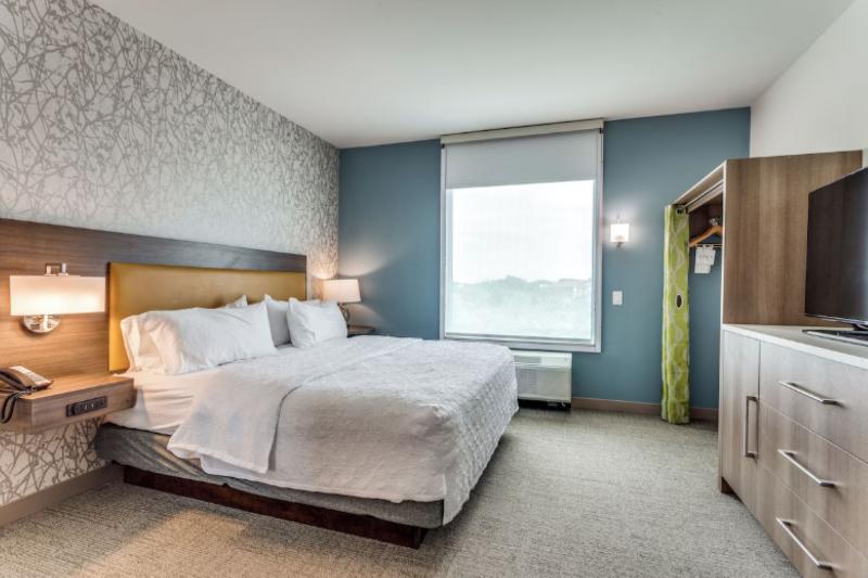 特大床一室套房 - 带无障碍浴缸