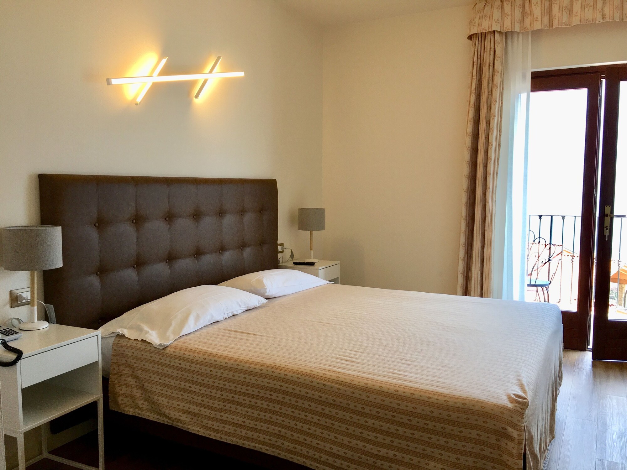 豪华客房， 1 张双人床， 阳台， 湖景