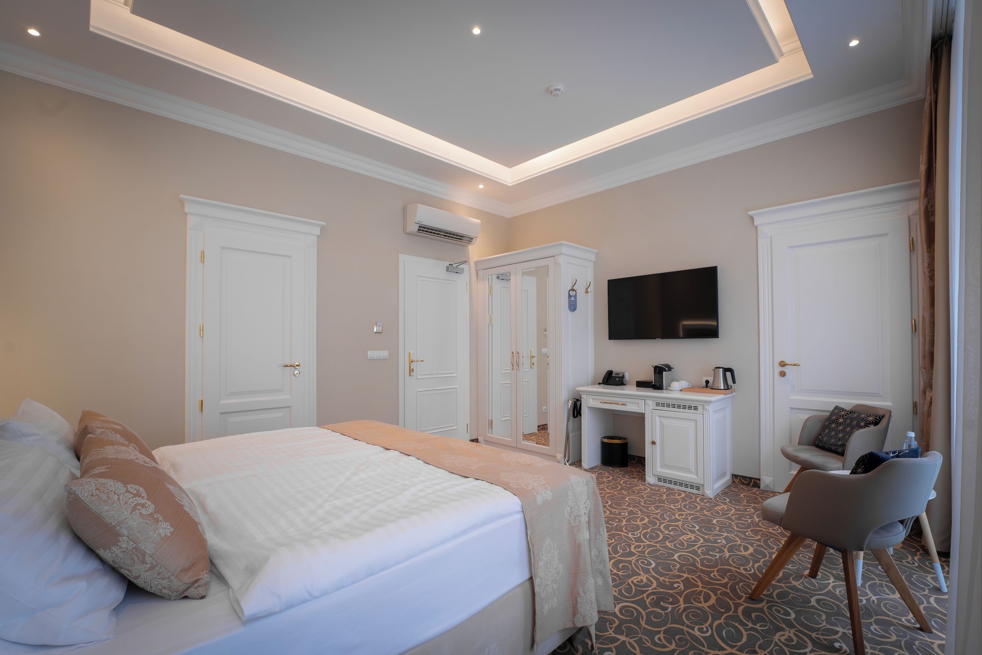 高级双人房或双床房，1张特大床，城市景观