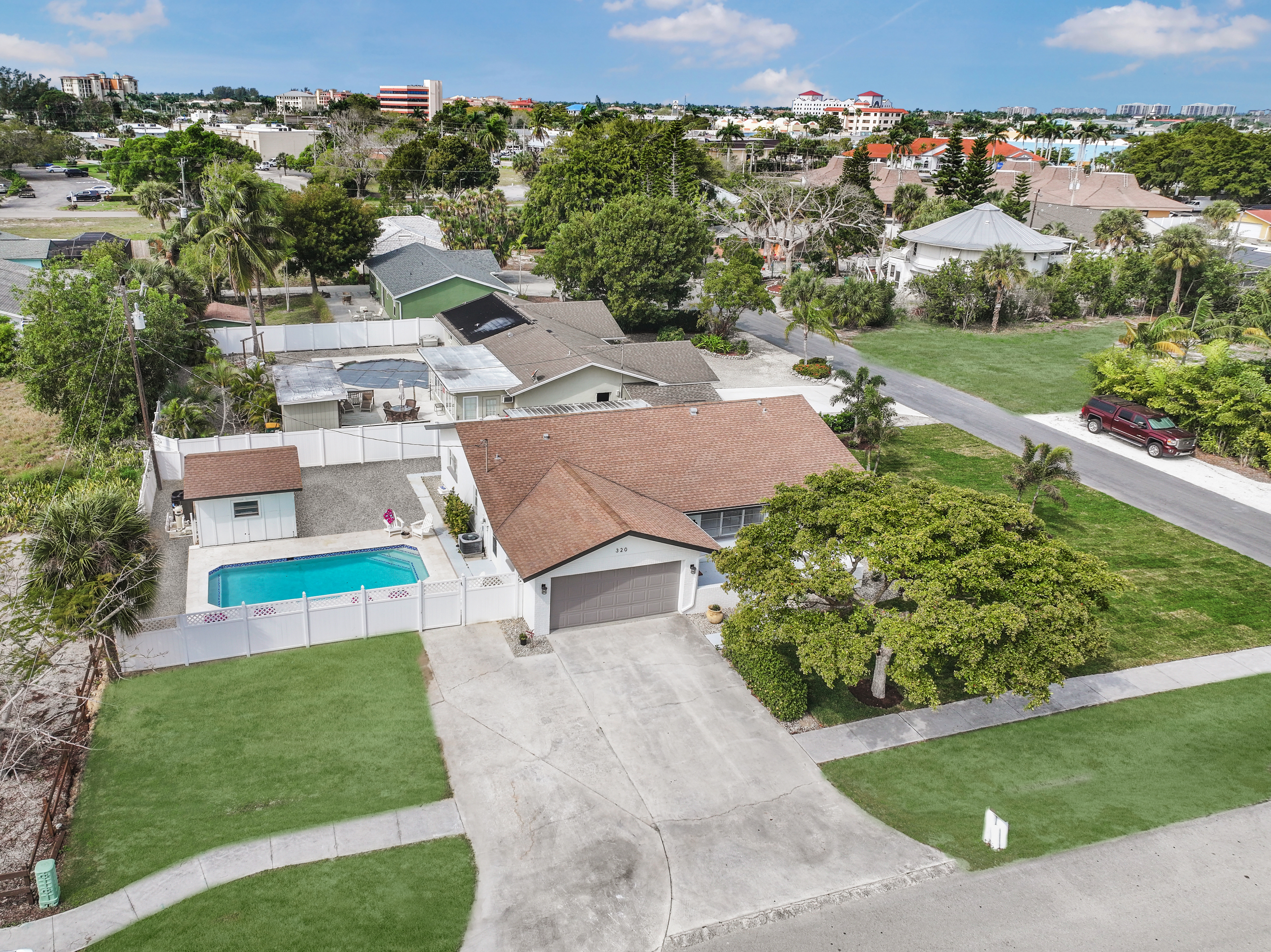 带户外厨房和游戏区的热带绿洲-舒适宜人