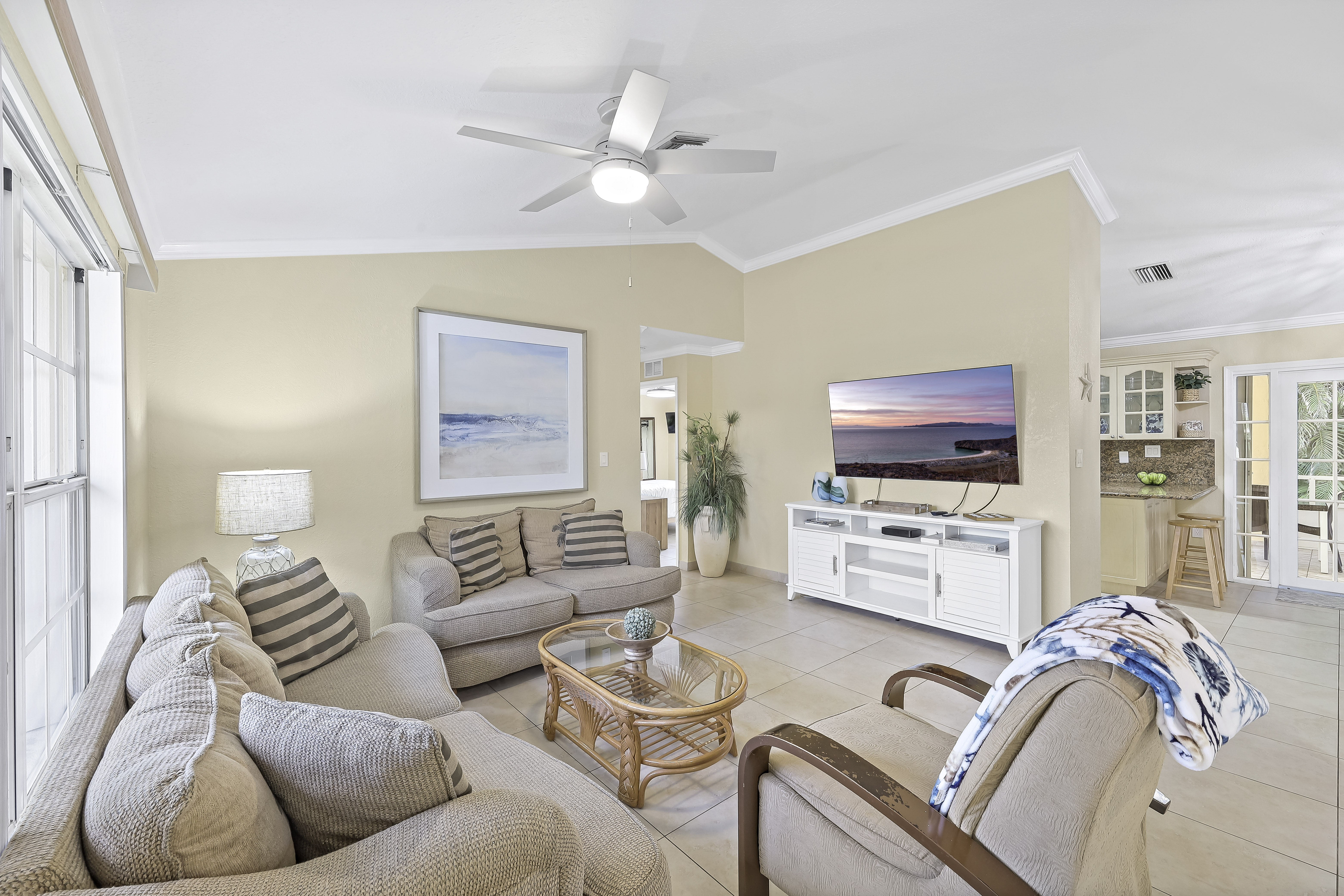 大型泳池和风景运河-迷人海滨避风港