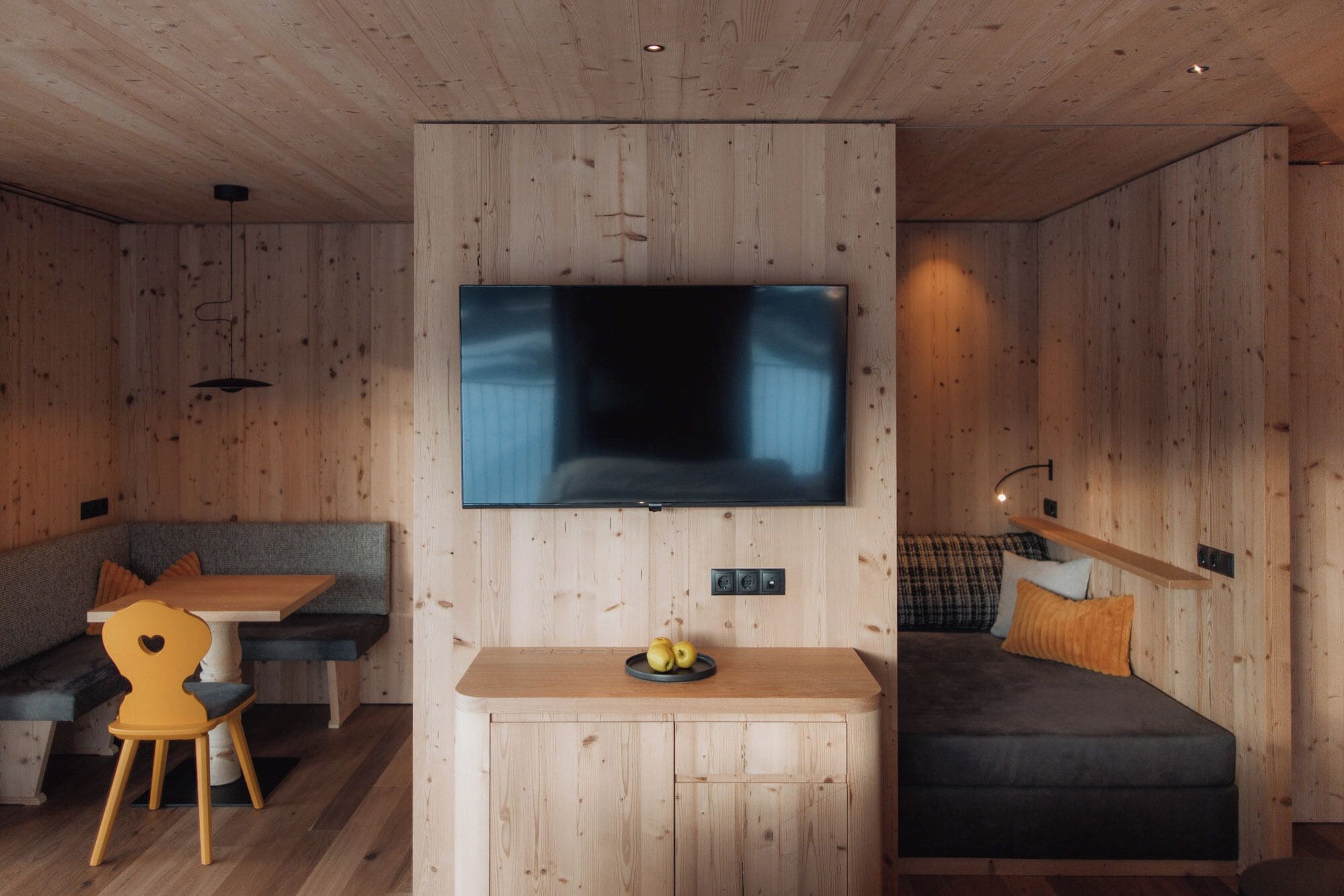 带阳台的小型套房