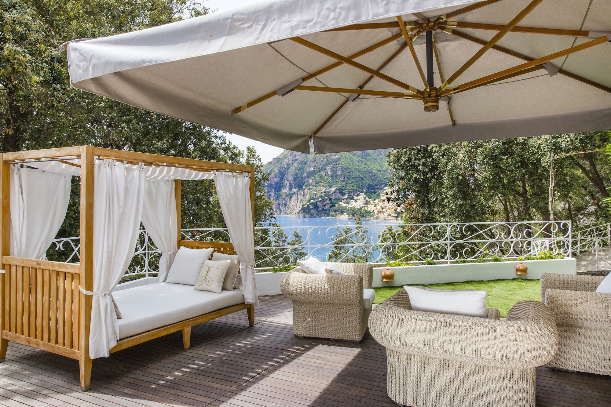 奢华套房， 1 张特大床和 1 张梳化床， 露台