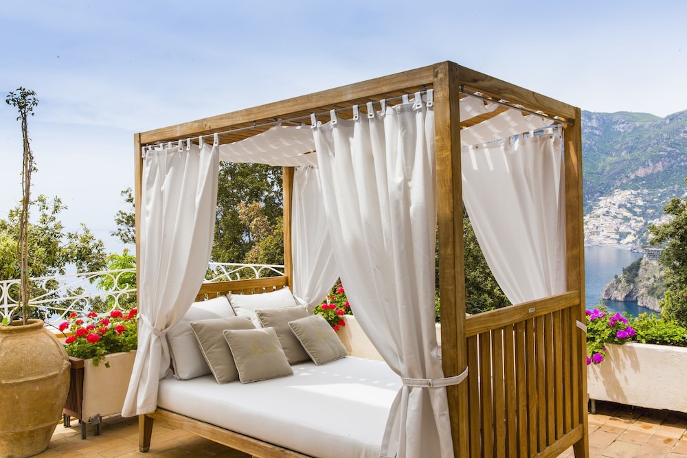 全景套房，一张特大床加梳化床，带热水浴缸，海景