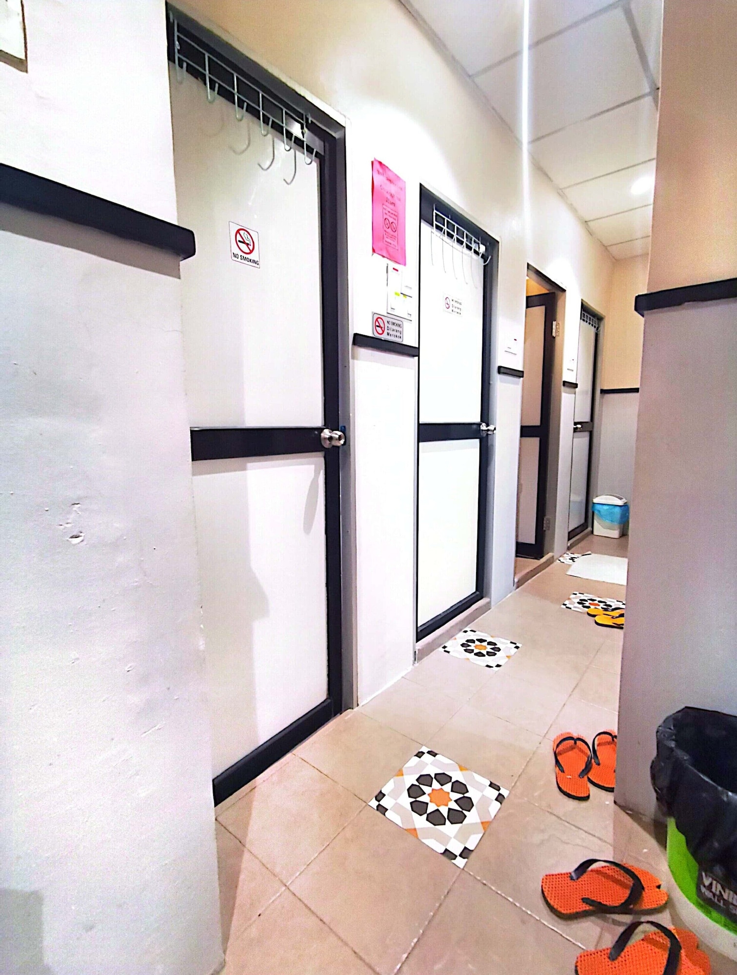 带窗户的单人床