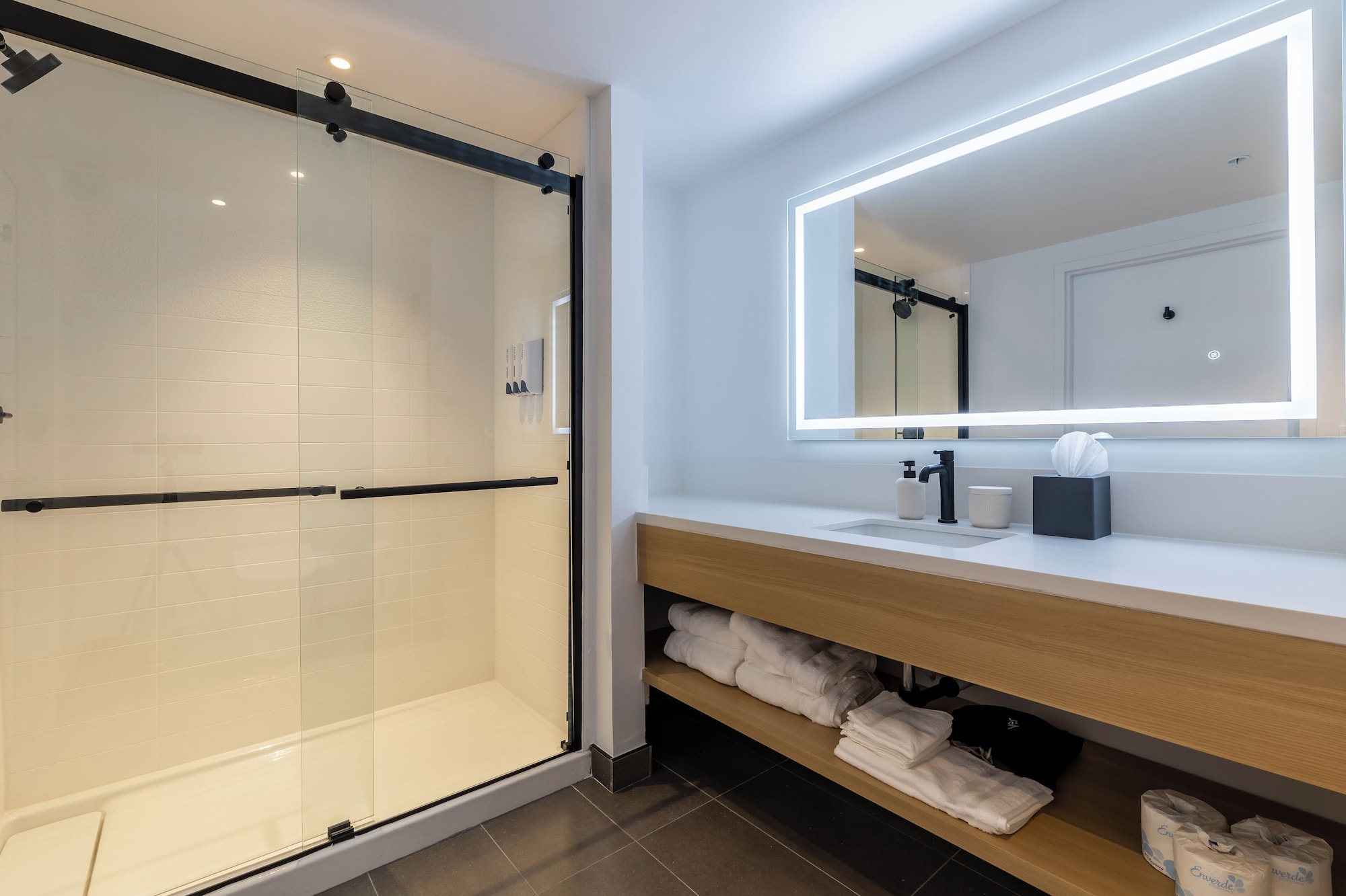 豪华大床房带阳台-禁烟