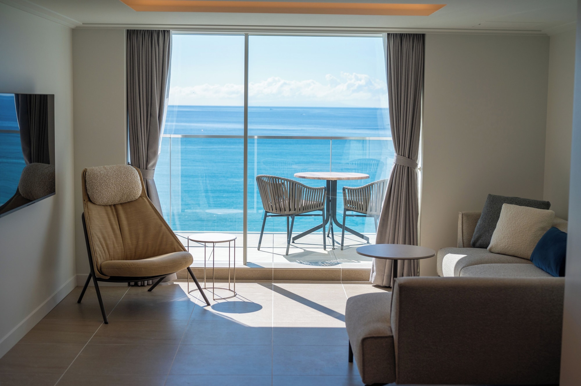 豪华阳台套房，禁烟（含早餐 + 法式晚餐【晚餐时间：7:30~8:00PM】）