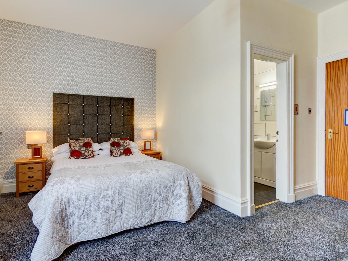 双人或双床间 - 带连接淋浴间