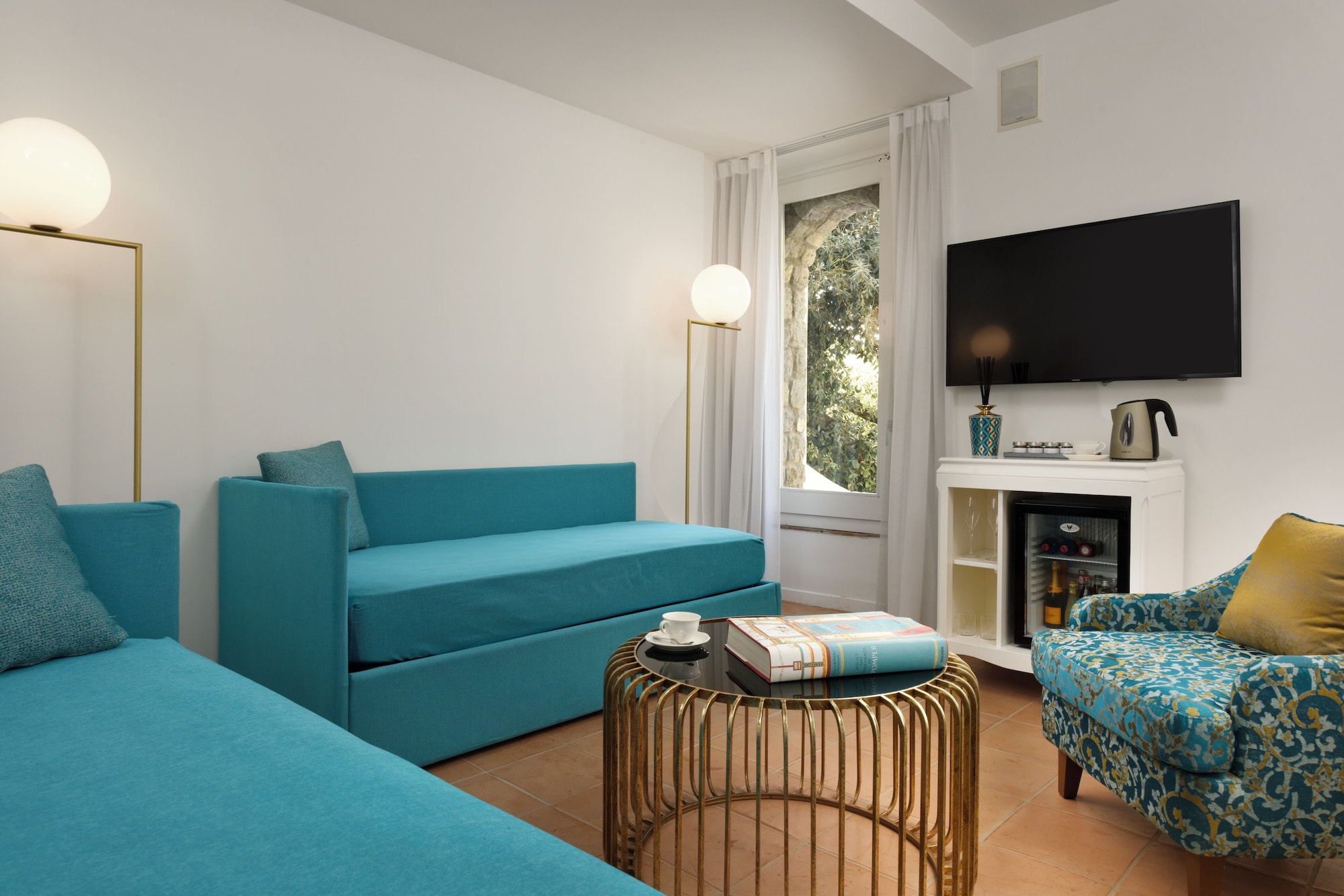 奢华套房， 1 张特大床和 1 张梳化床， 露台