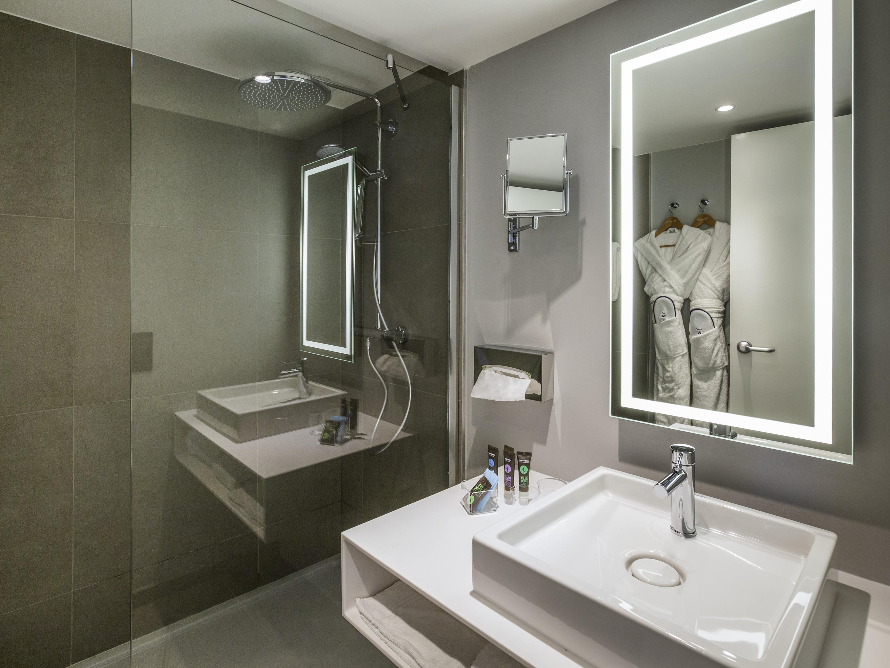 行政房 （带梳化床）