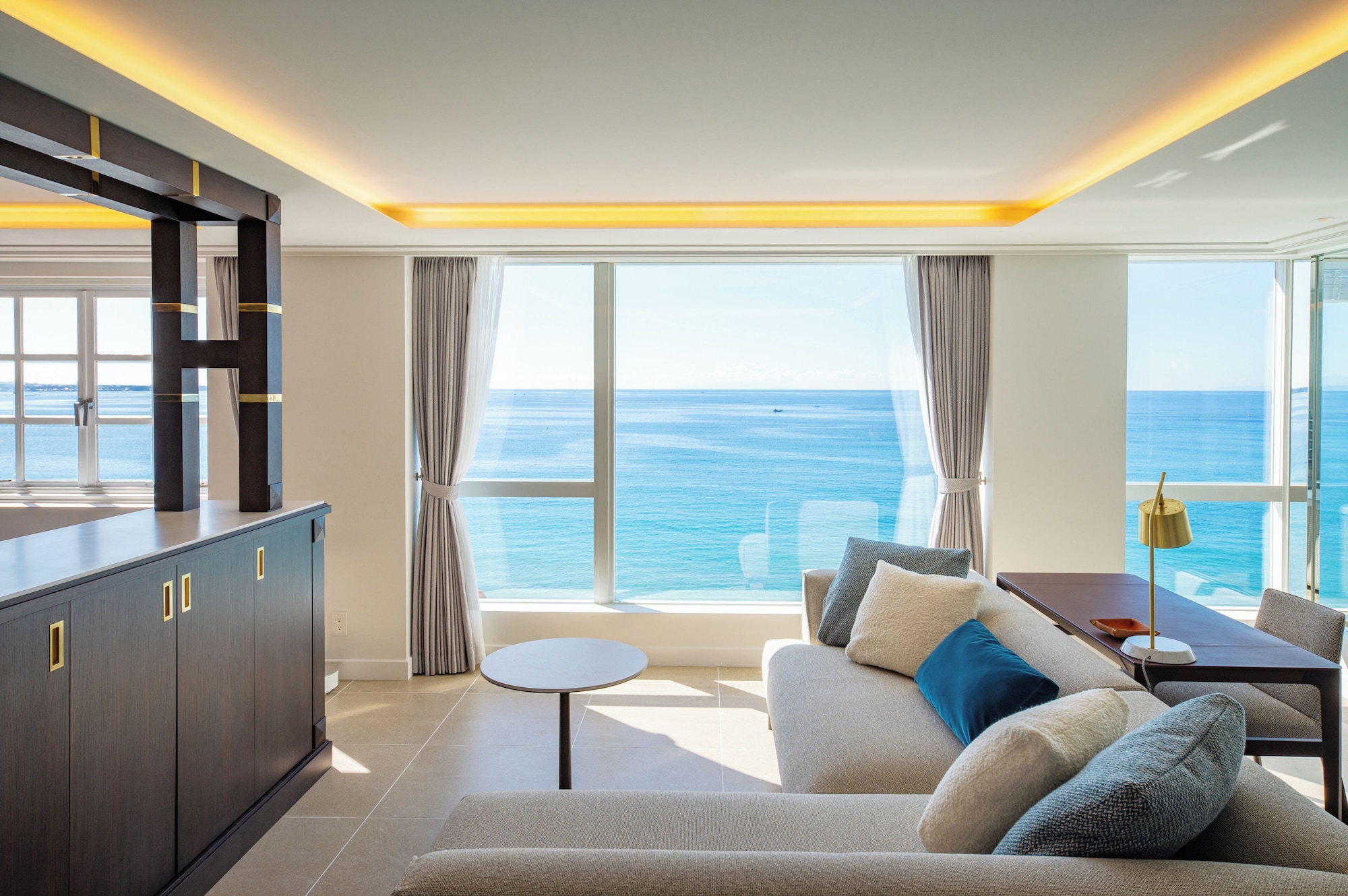 豪华套房，禁烟（含早餐+法式晚餐【晚餐时间：下午5:00~5:30】）