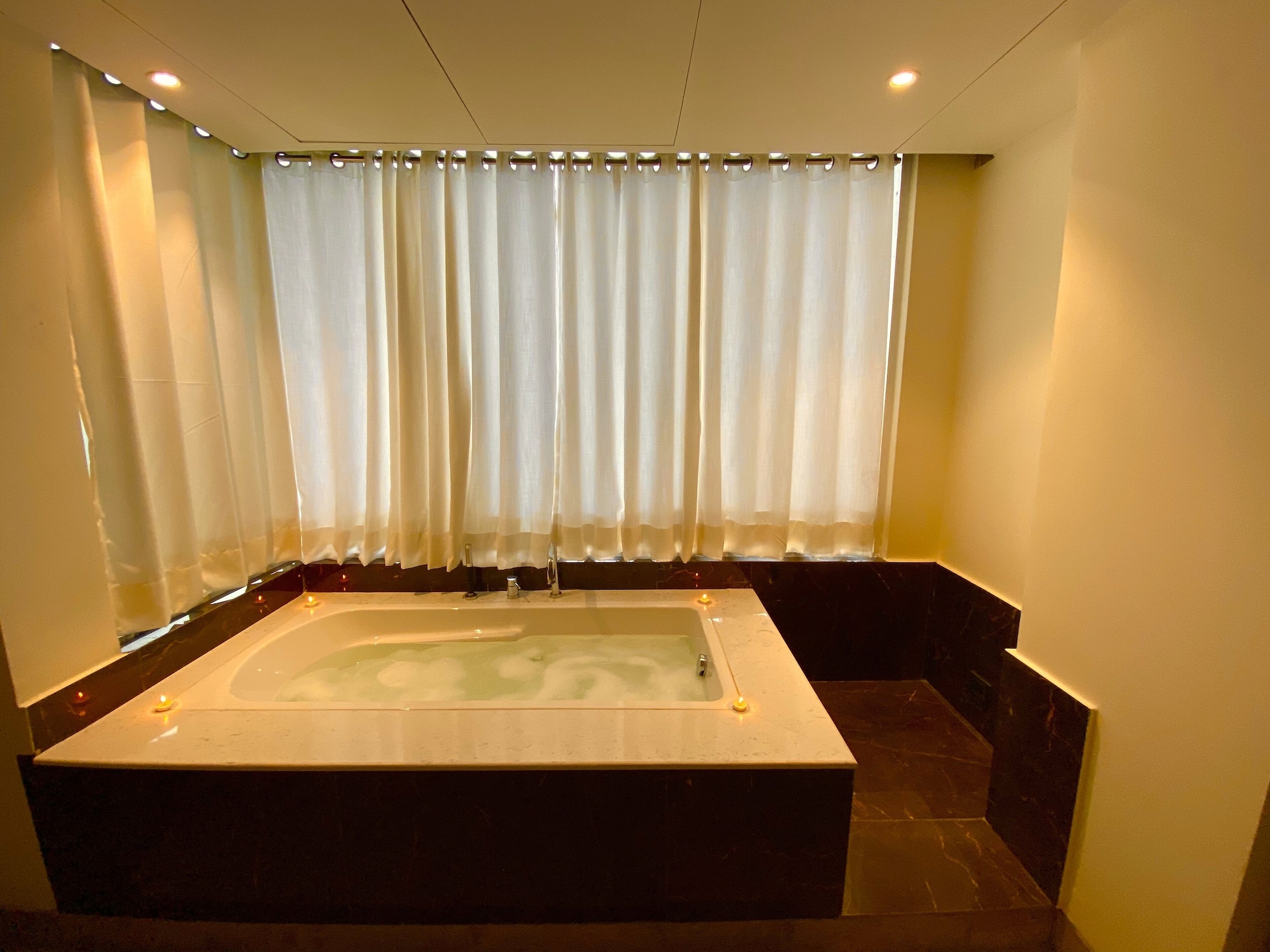 精品双人房（1 张双人床或 2 张单人床）， 热水浴缸， 城市景观