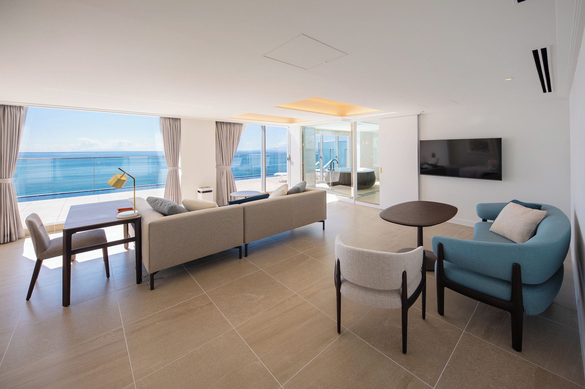 顶层露台套房， 无烟 （早餐 + 法式晚餐 【晚餐时间: 5:00~5:30】）