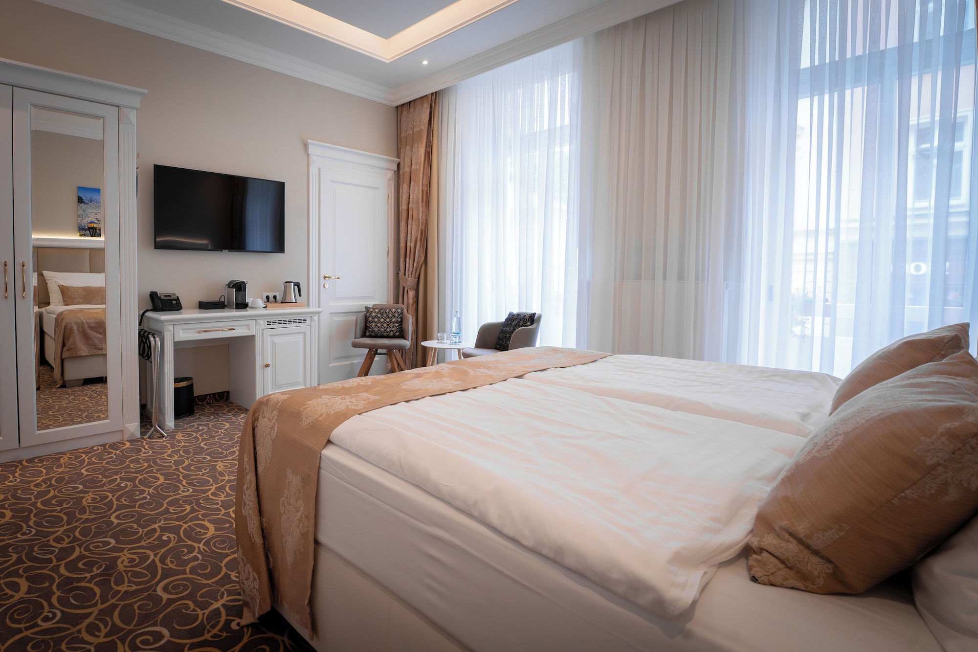 高级双人房或双床房，1张特大床，城市景观