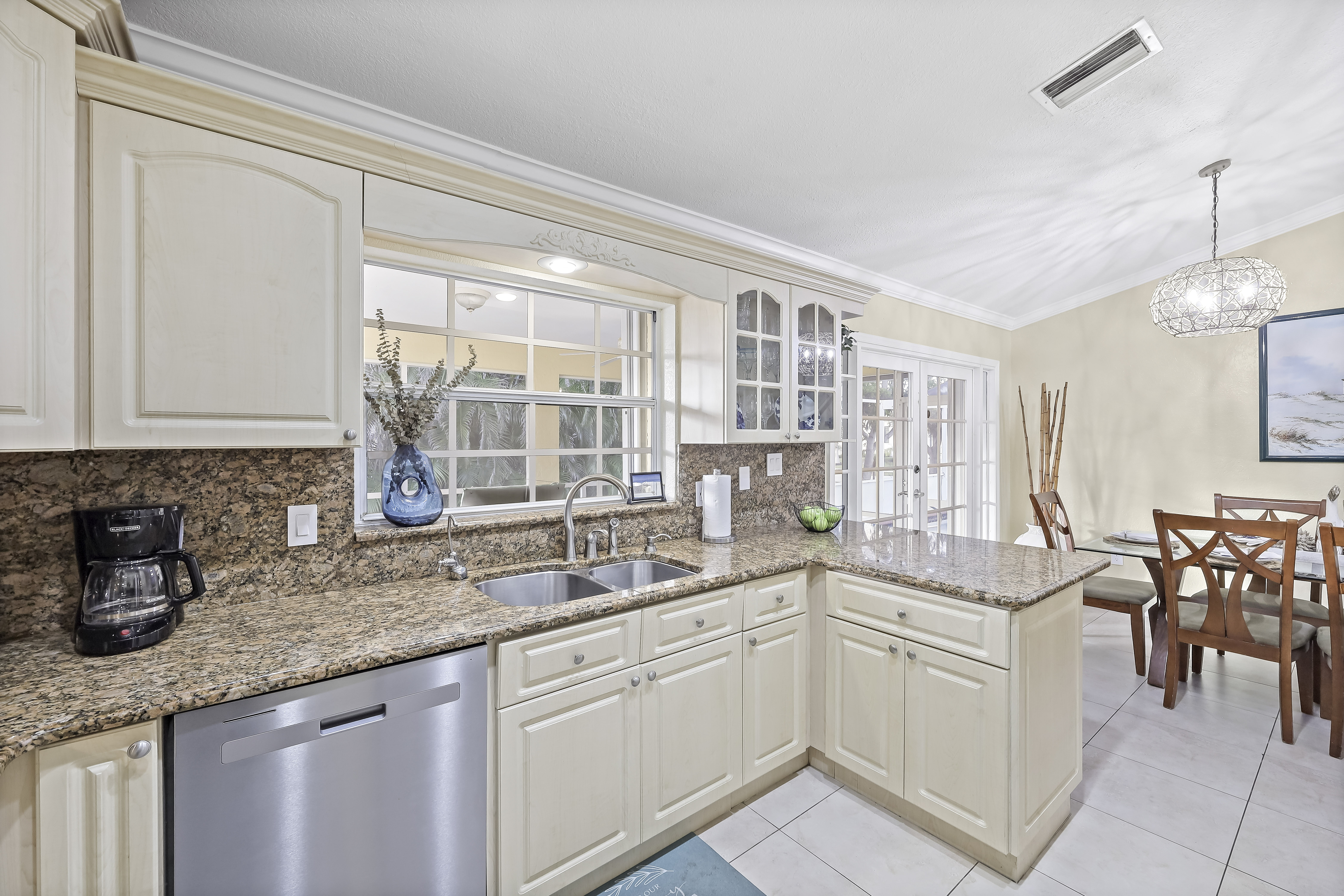 大型泳池和风景运河-迷人海滨避风港