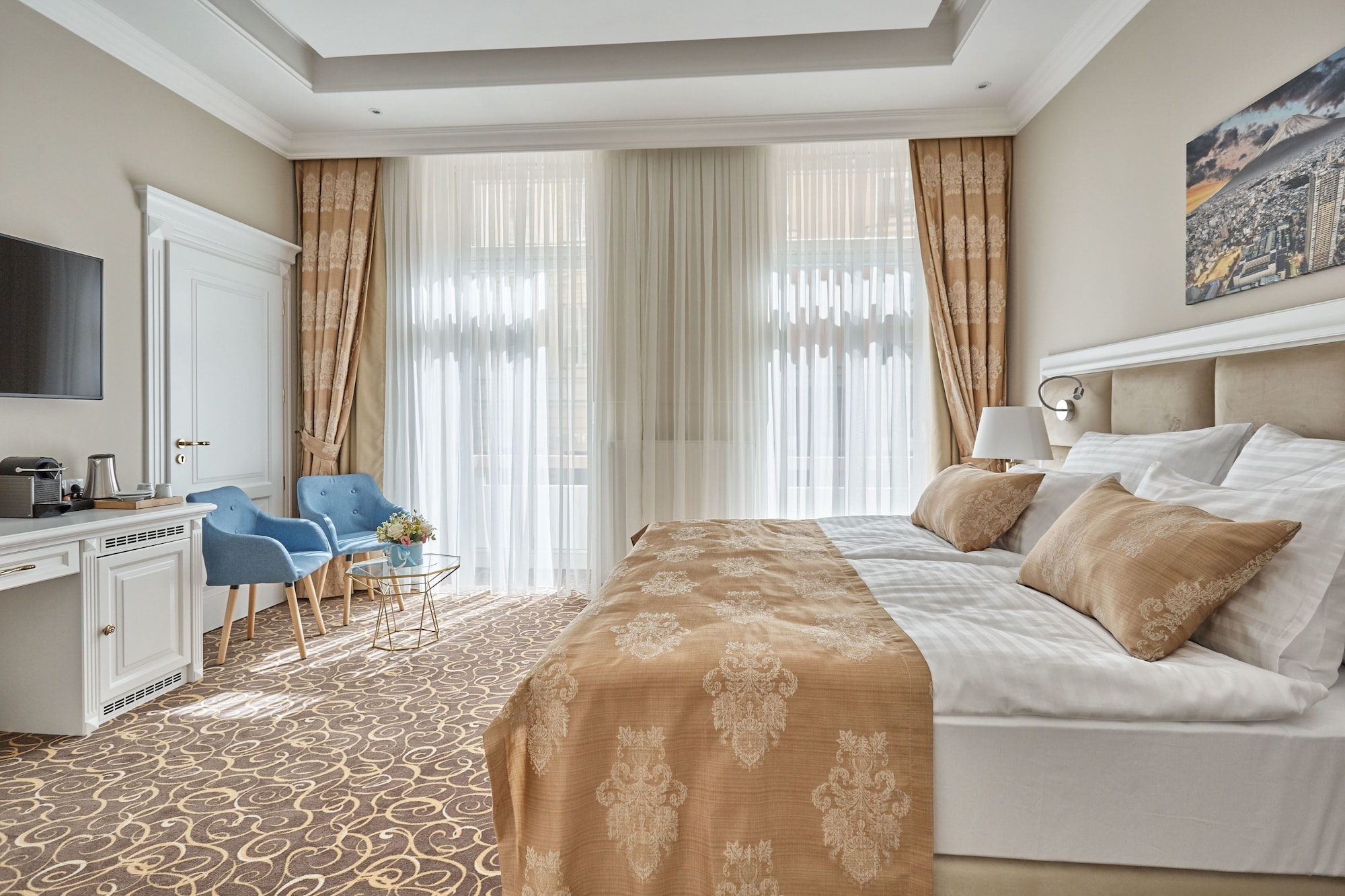 高级双人房或双床房，1张特大床，城市景观