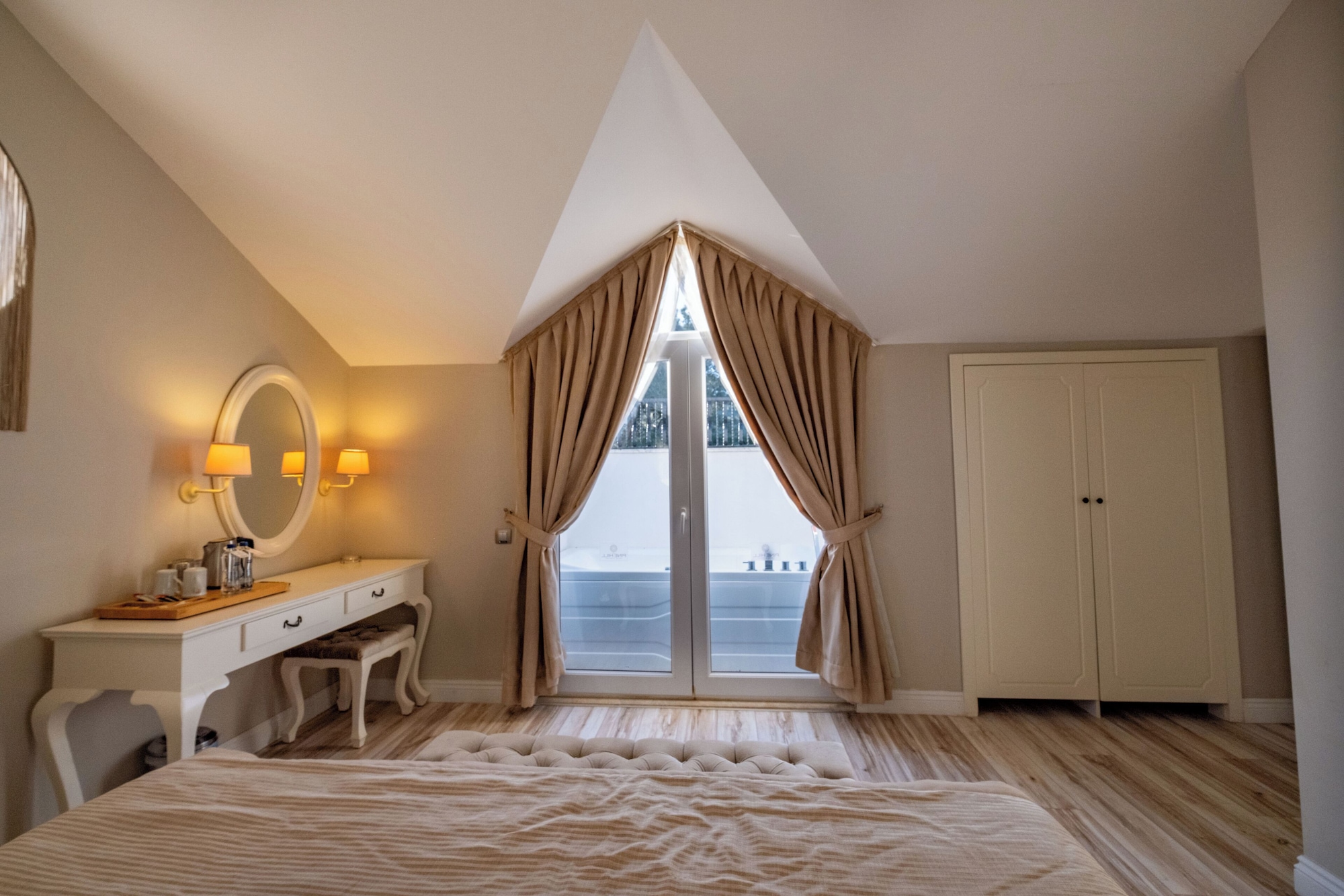 豪华套房，室外按摩浴缸及顶层