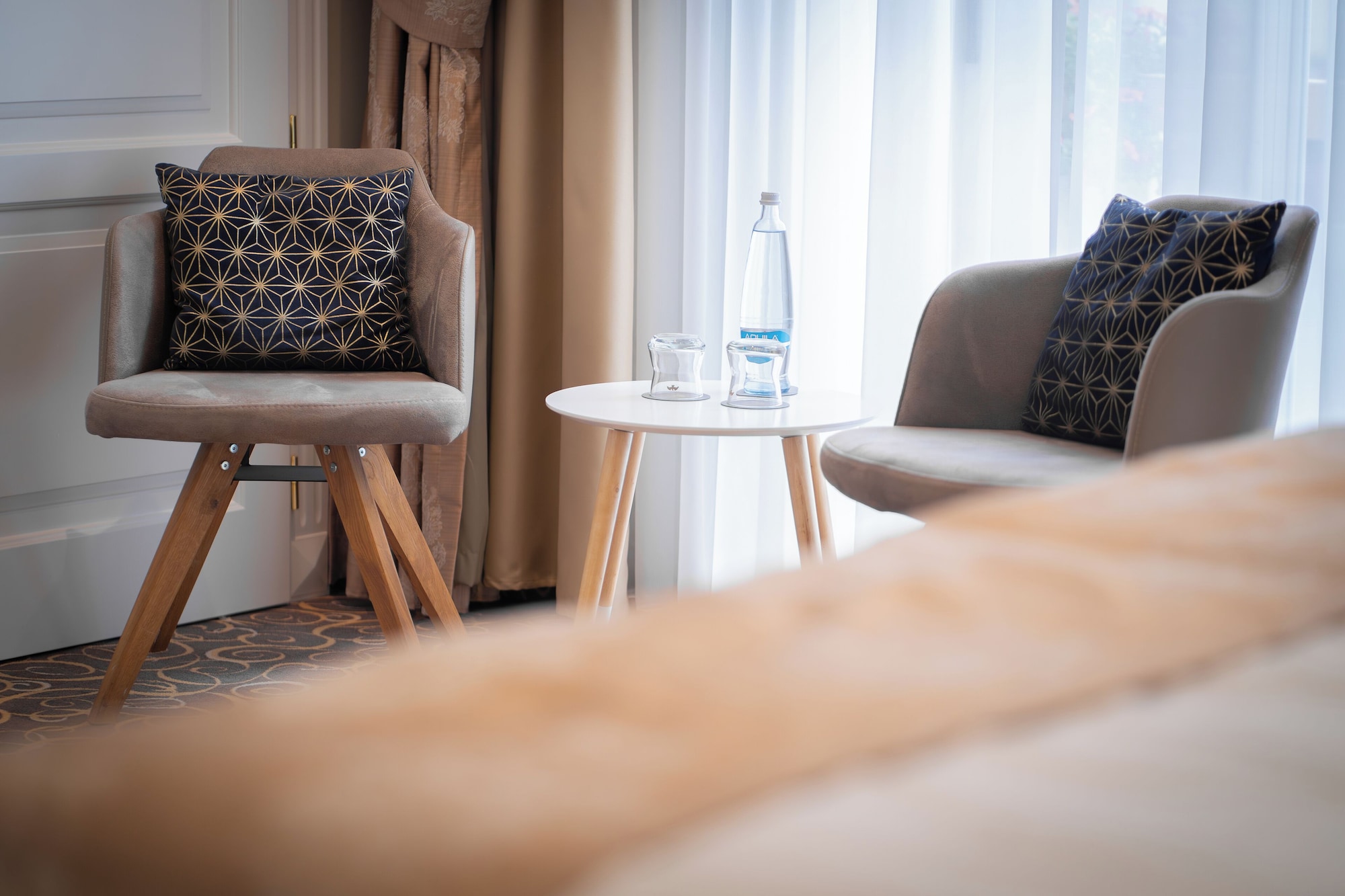 高级双人房或双床房，1张特大床，城市景观