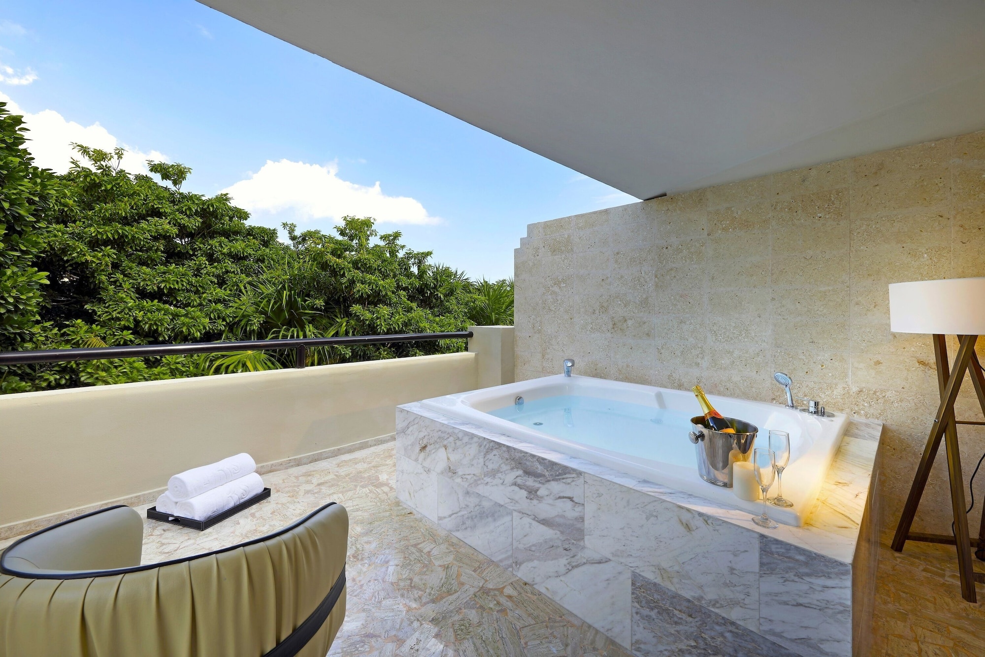 池畔小型套房 - 带按摩浴缸露台