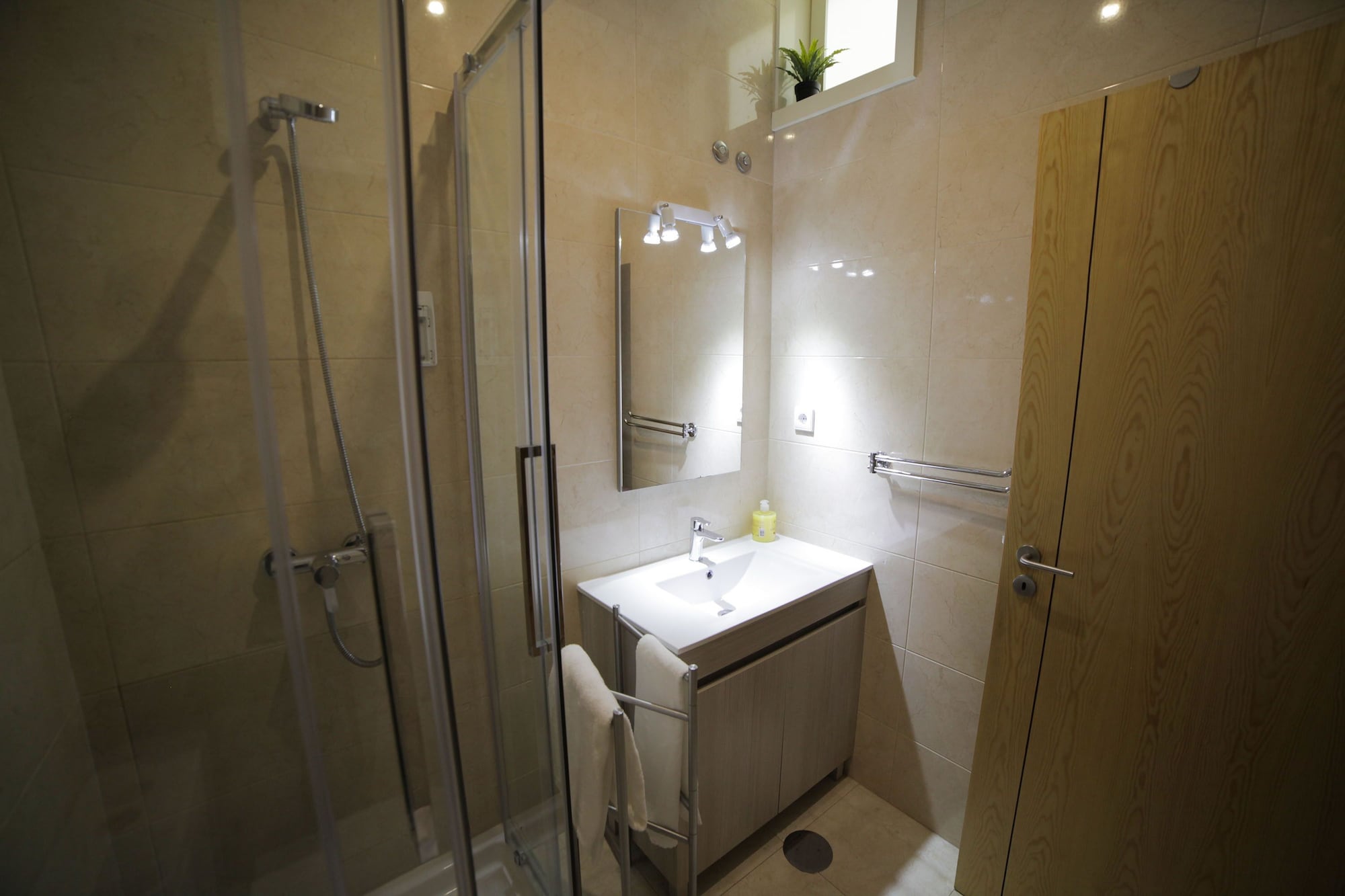 标准开间， 1 张双人床， 城市景观 （2F）