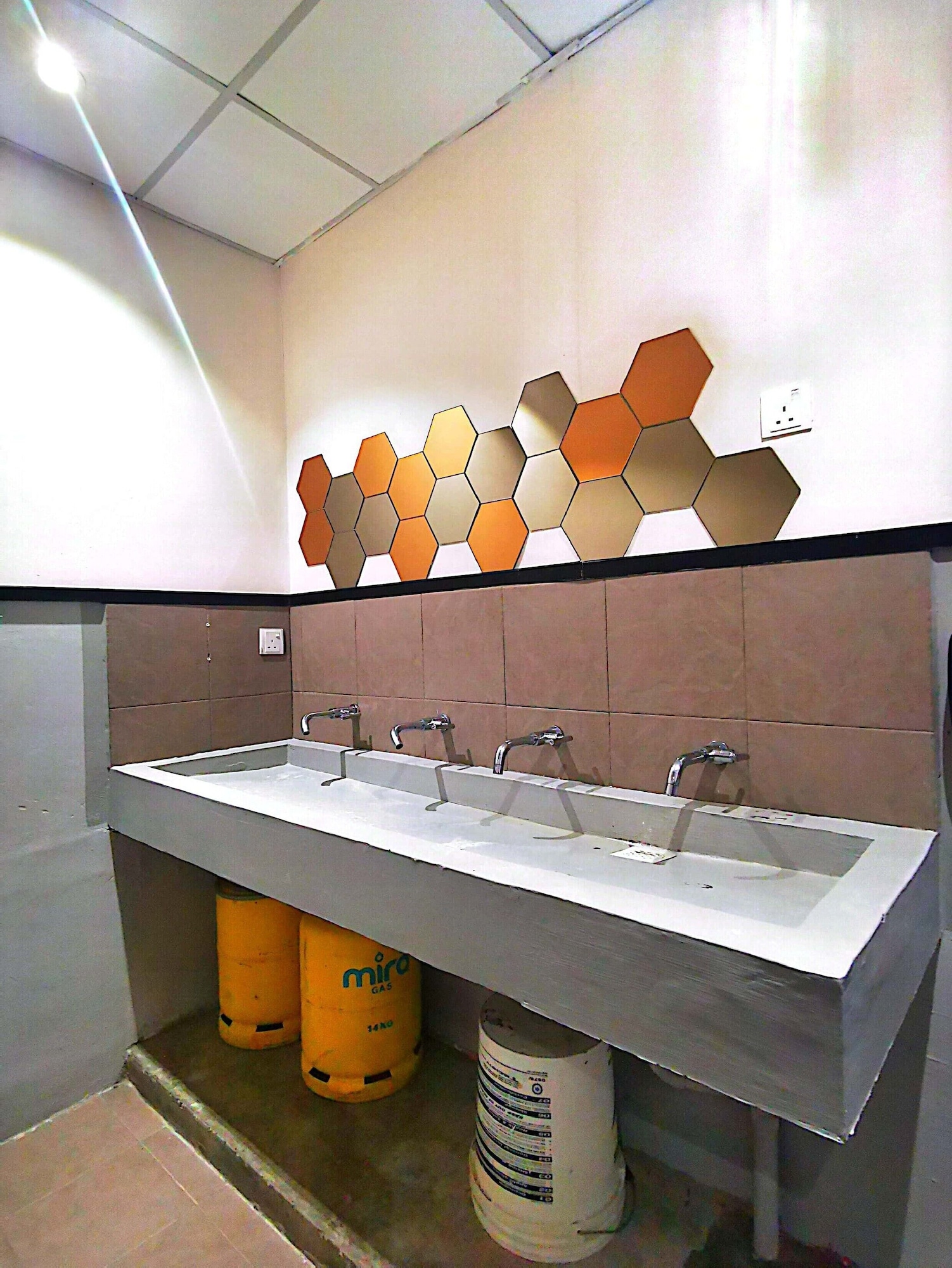 带窗户的单人床