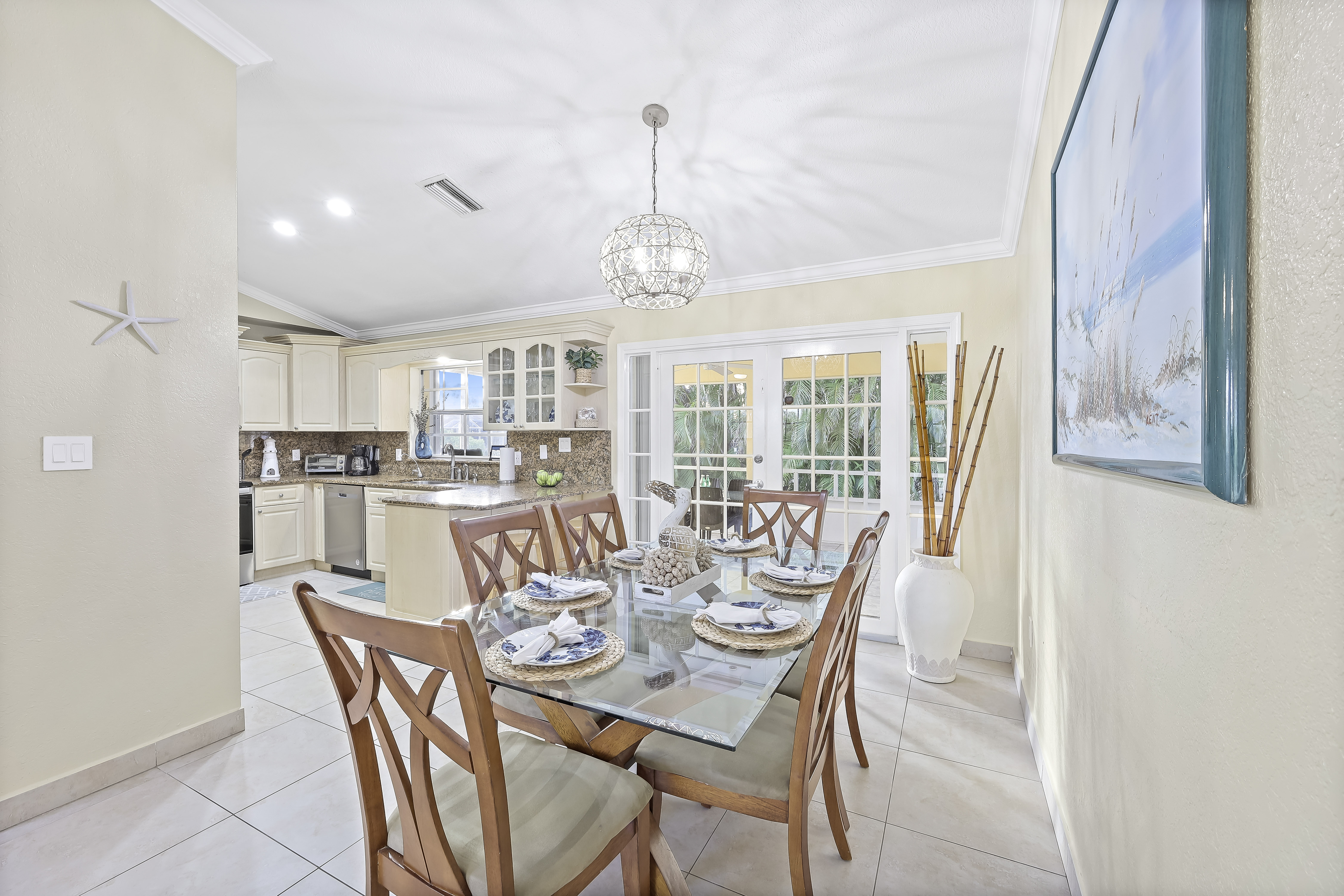 大型泳池和风景运河-迷人海滨避风港