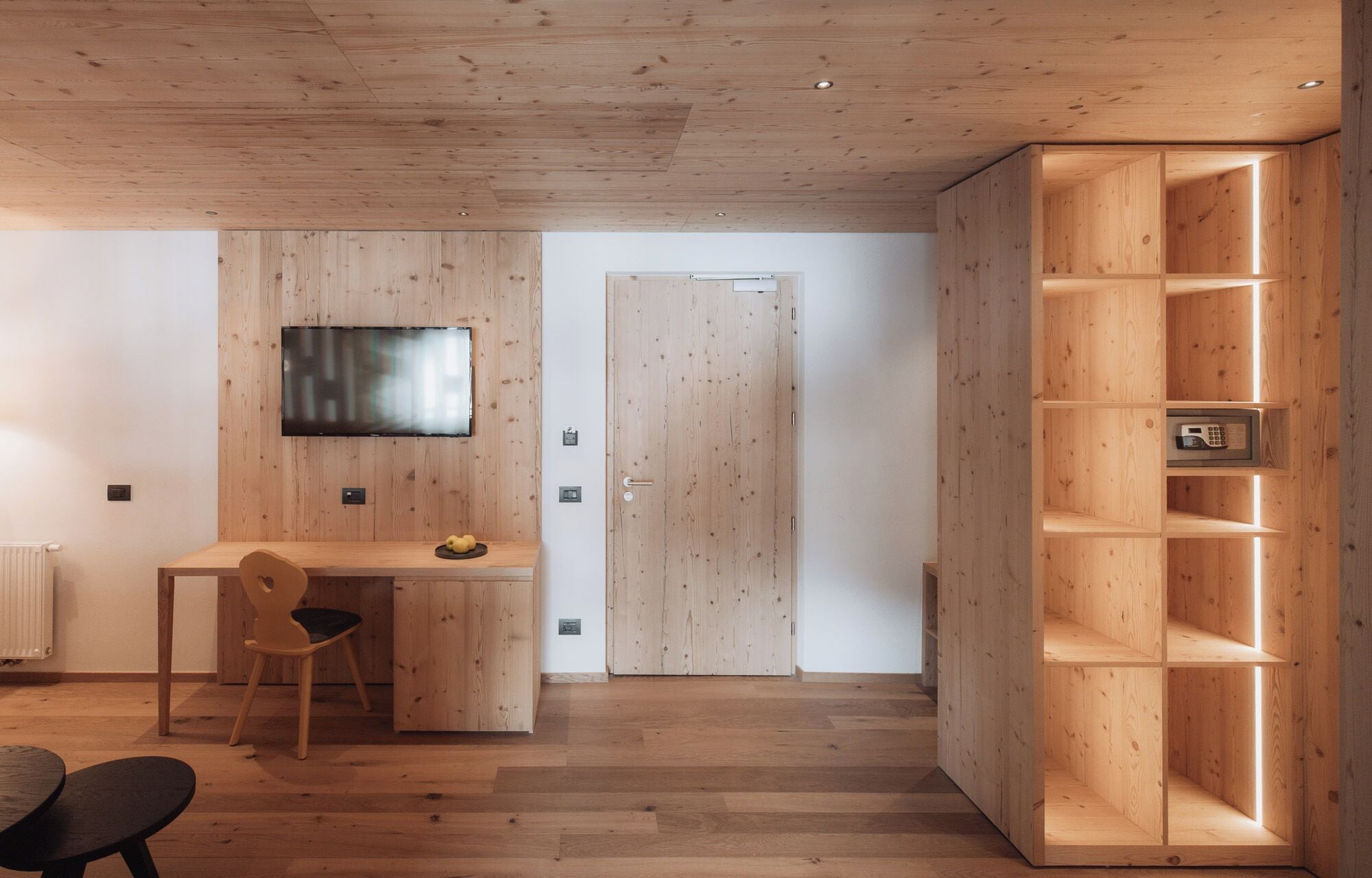 带阳台的小型套房