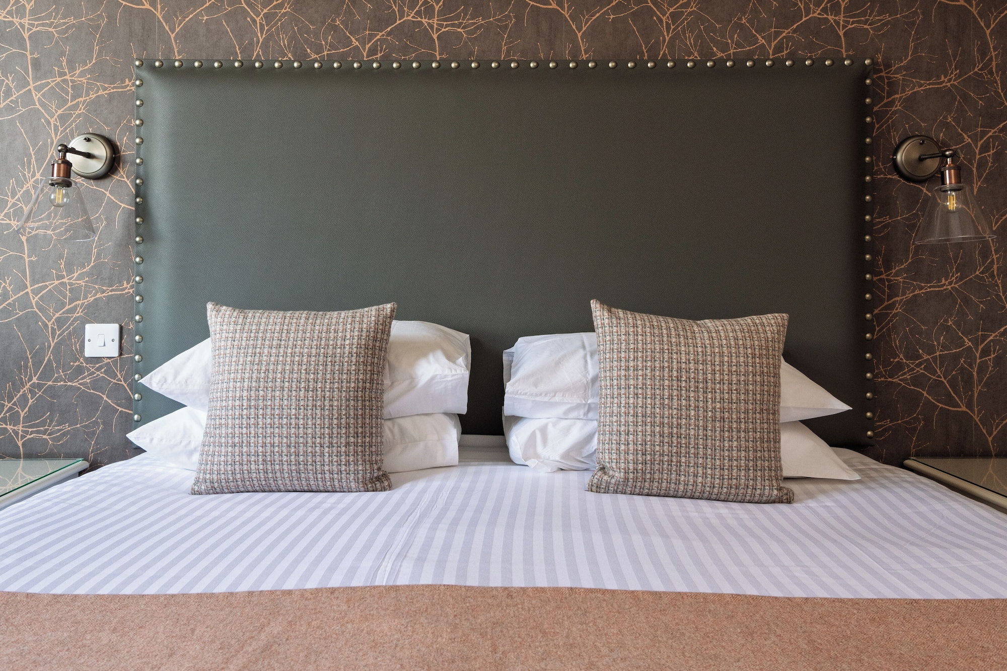 高级三人房（房间9）