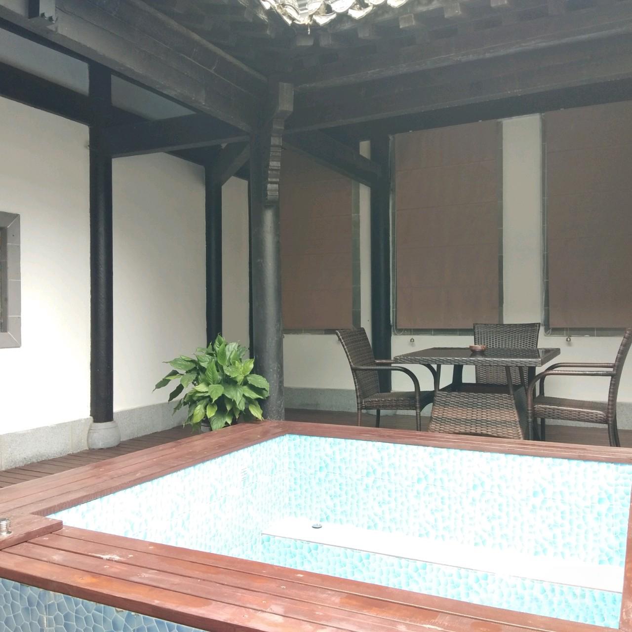 Fairy Tale Room - Courtyard-View