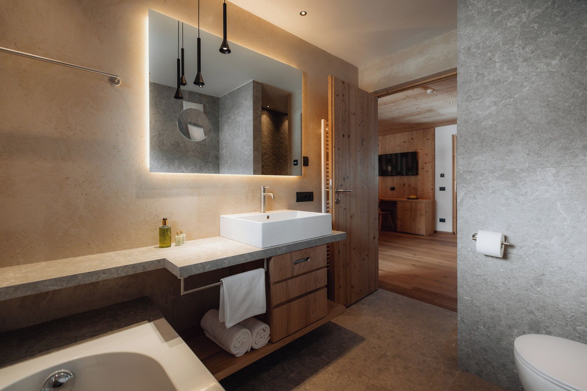 带阳台的小型套房