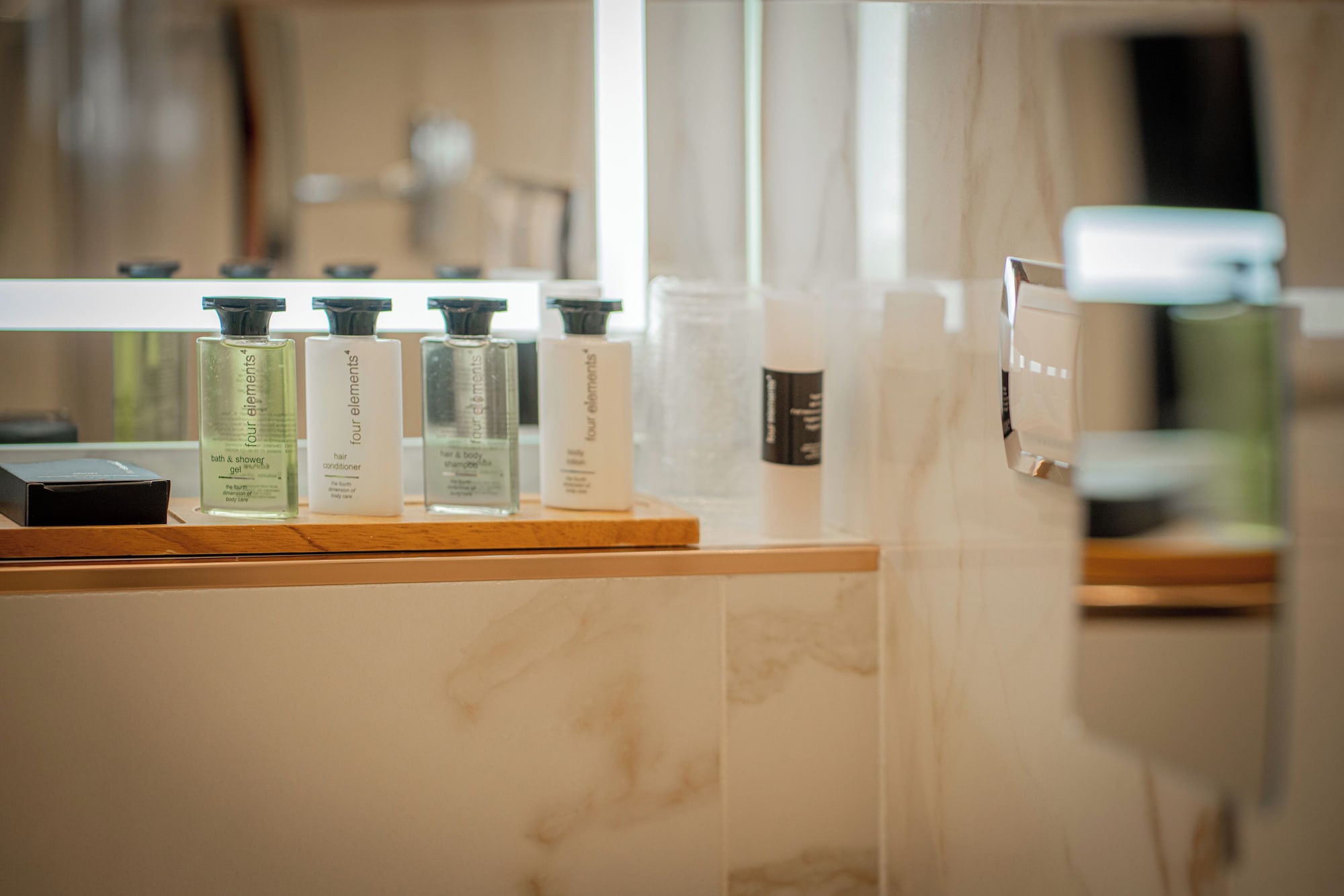 奢华双人房， 1 张特大床， 河景