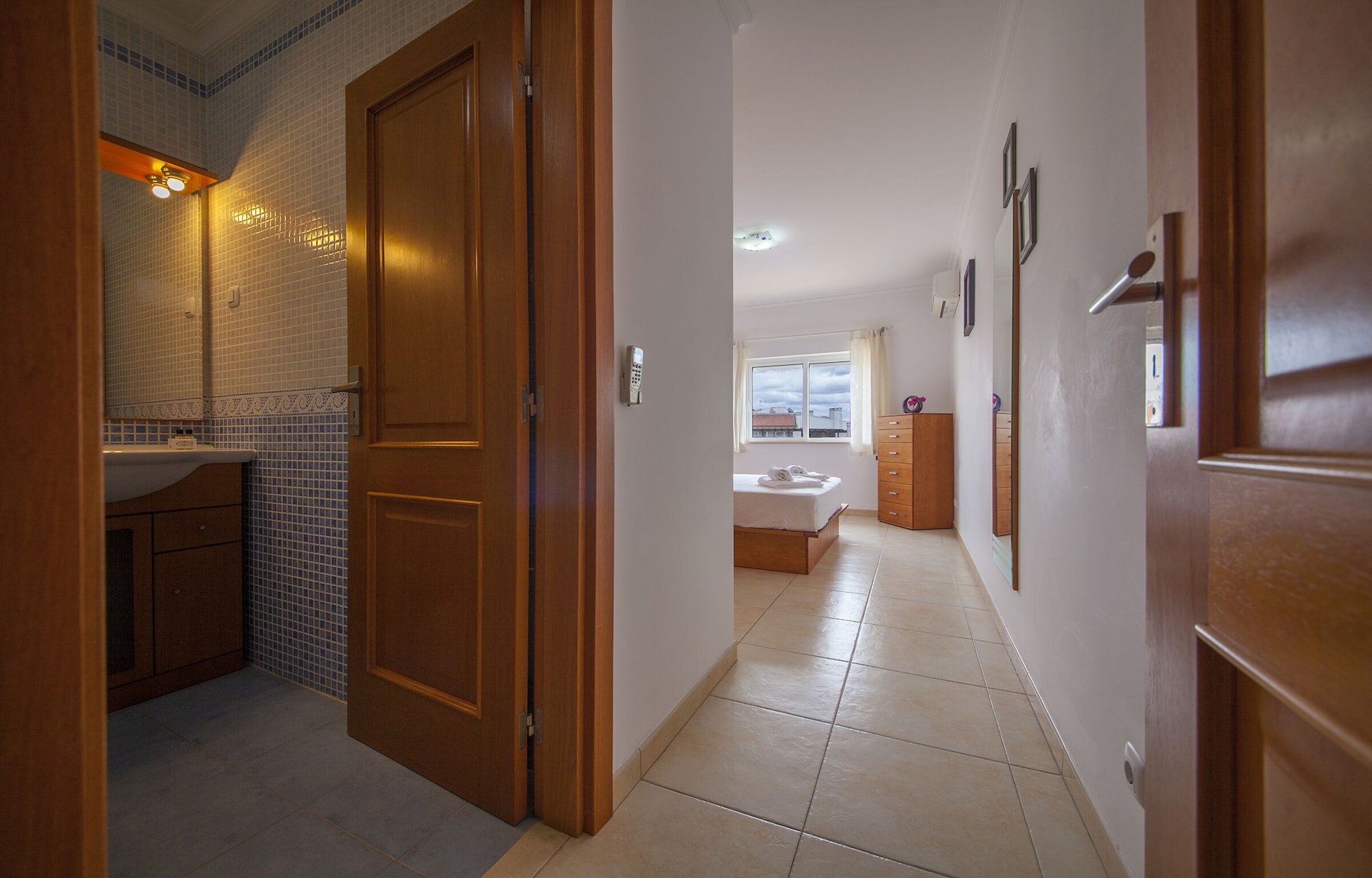 带阳台的两卧室公寓