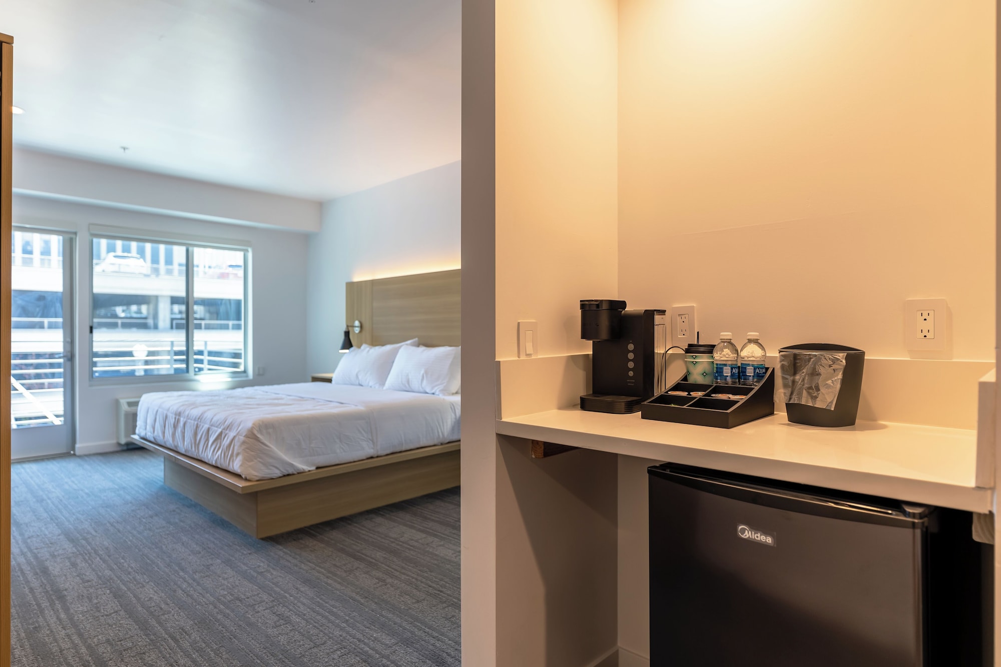 客房， 1 张特大床， 无障碍， 阳台