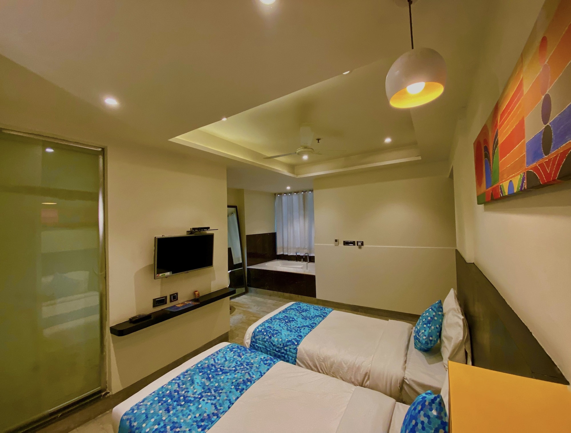 精品双人房（1 张双人床或 2 张单人床）， 热水浴缸， 城市景观