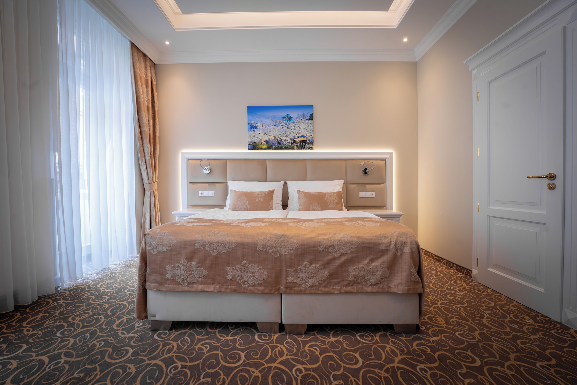 高级双人房或双床房，1张特大床，城市景观