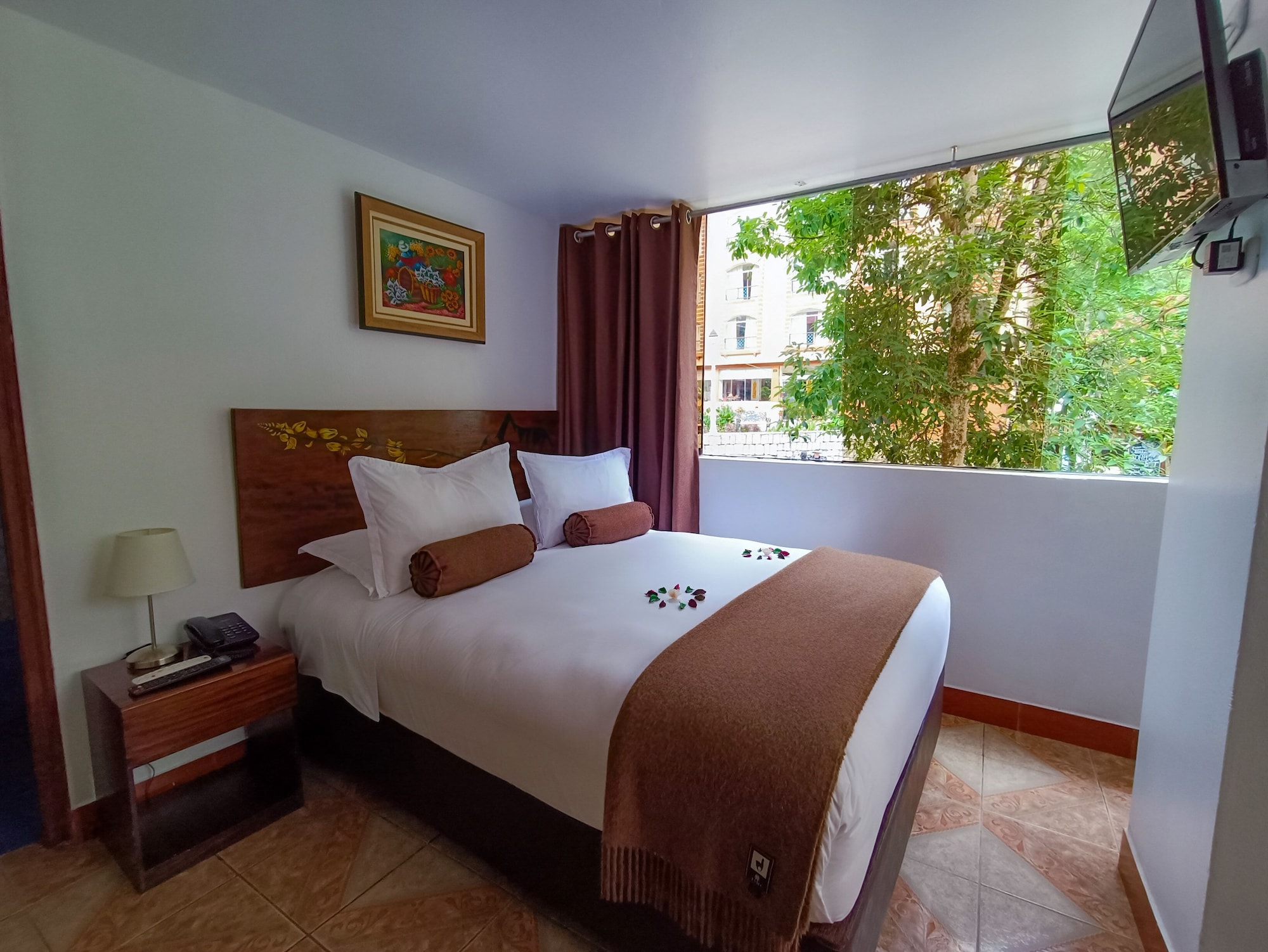 家庭高级房，1张特大床和1张单人床住所