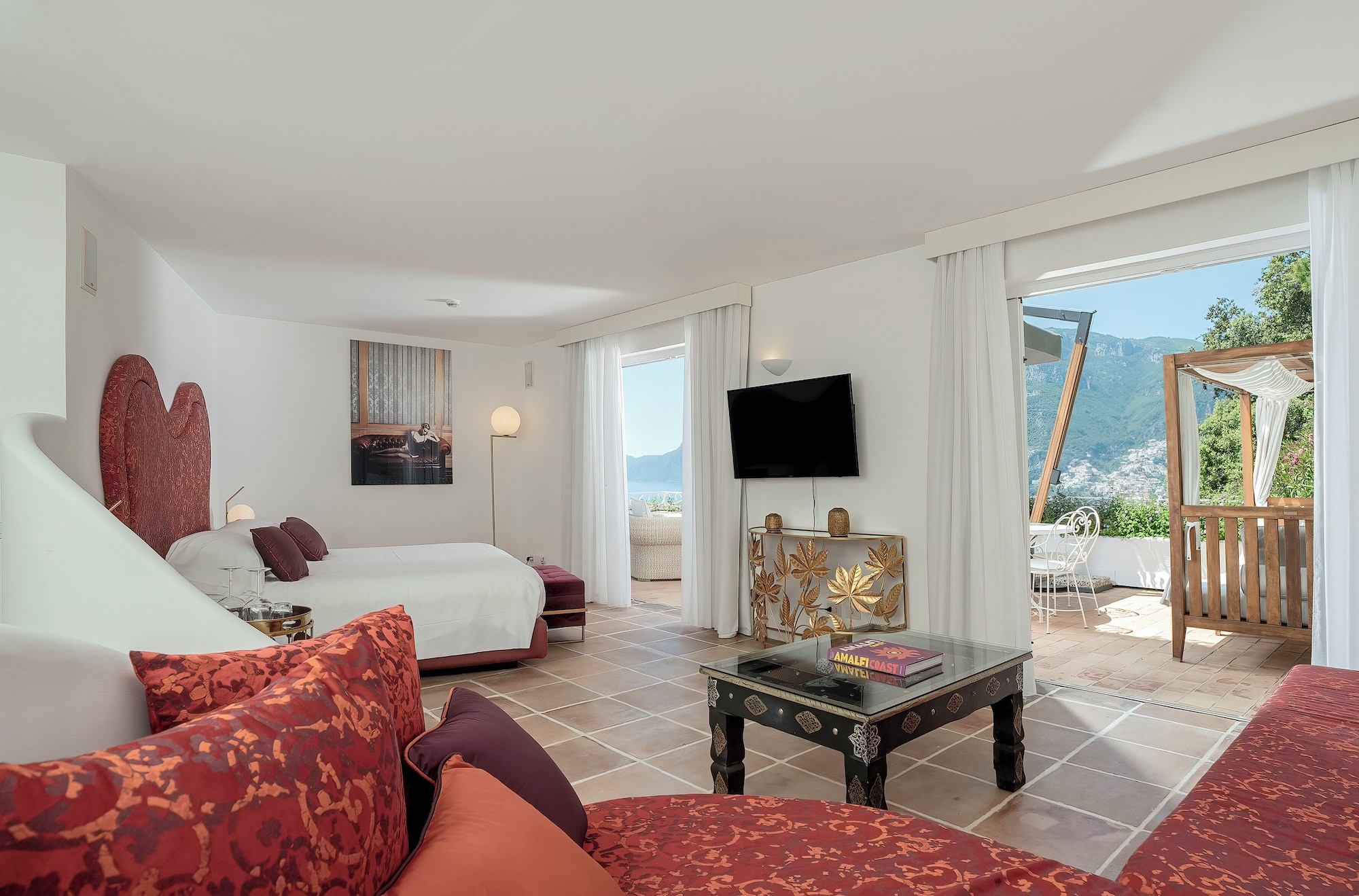 全景套房，一张特大床加梳化床，带热水浴缸，海景