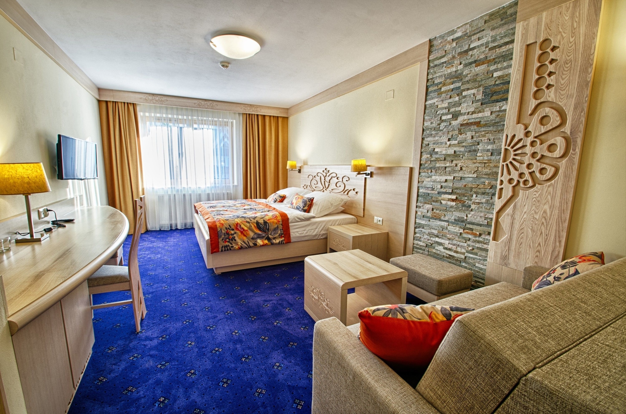 豪华双人或双床房， 1张特大床带梳化床