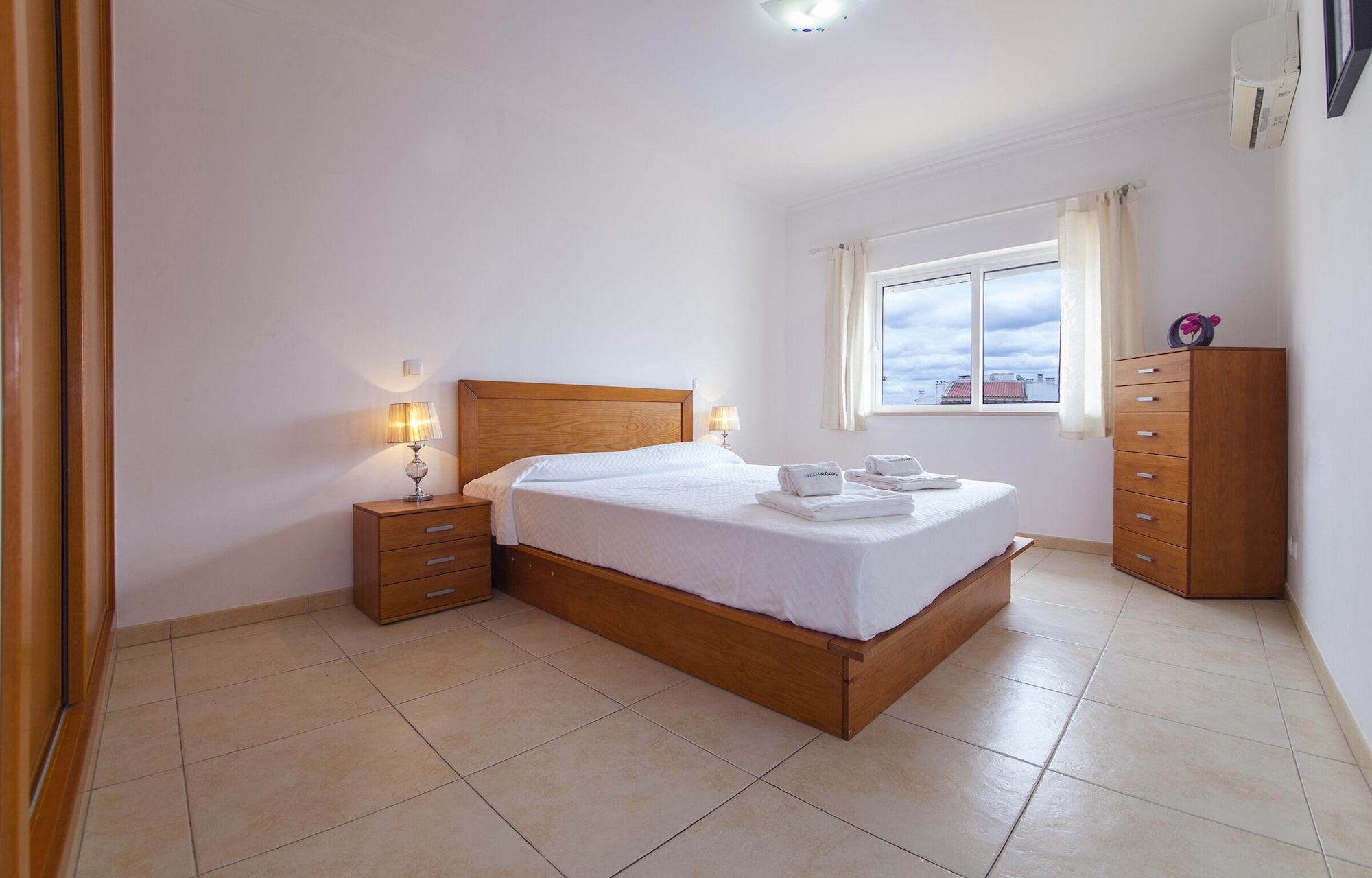 带阳台的两卧室公寓