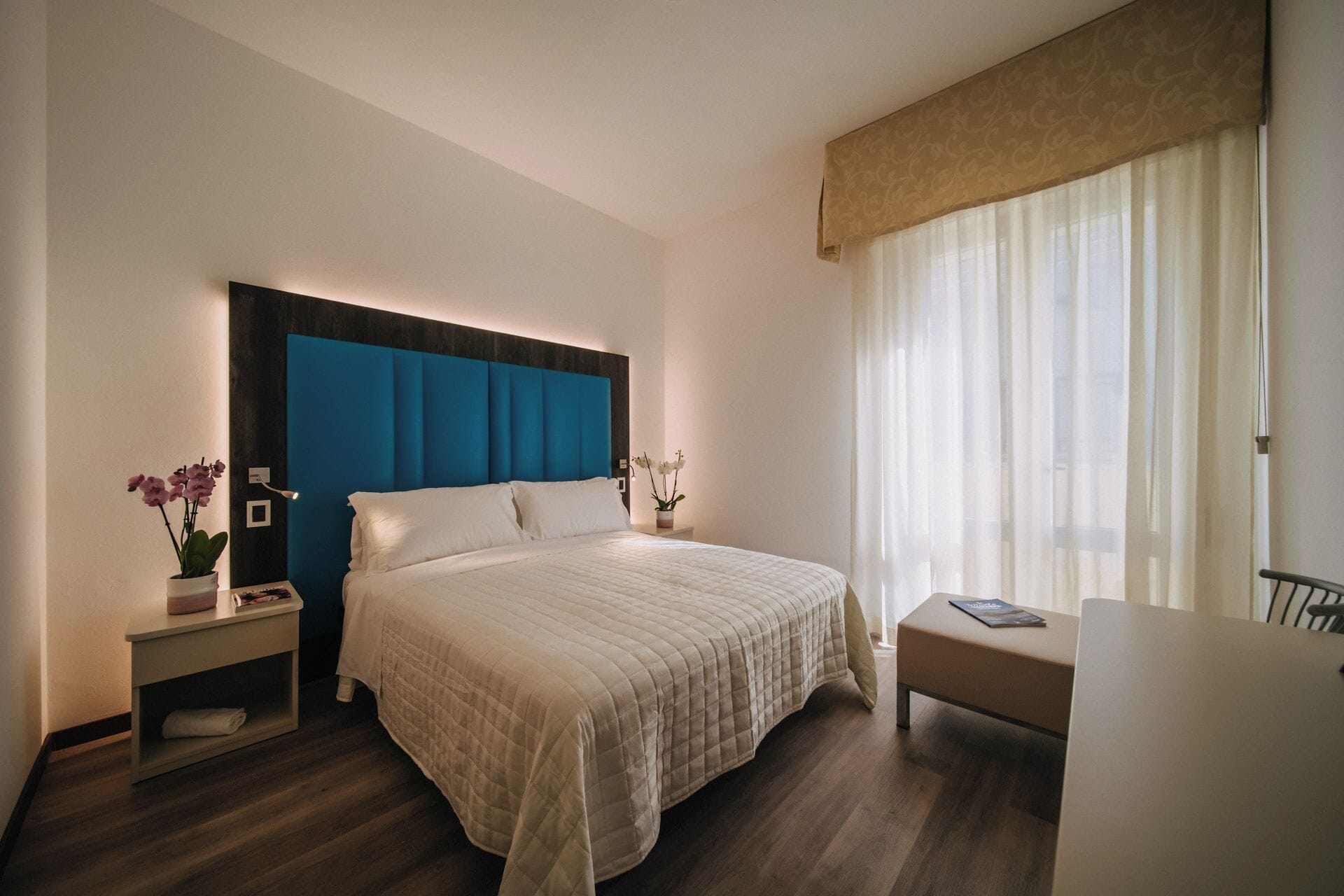 经典双人房，1张大床，禁烟，附楼