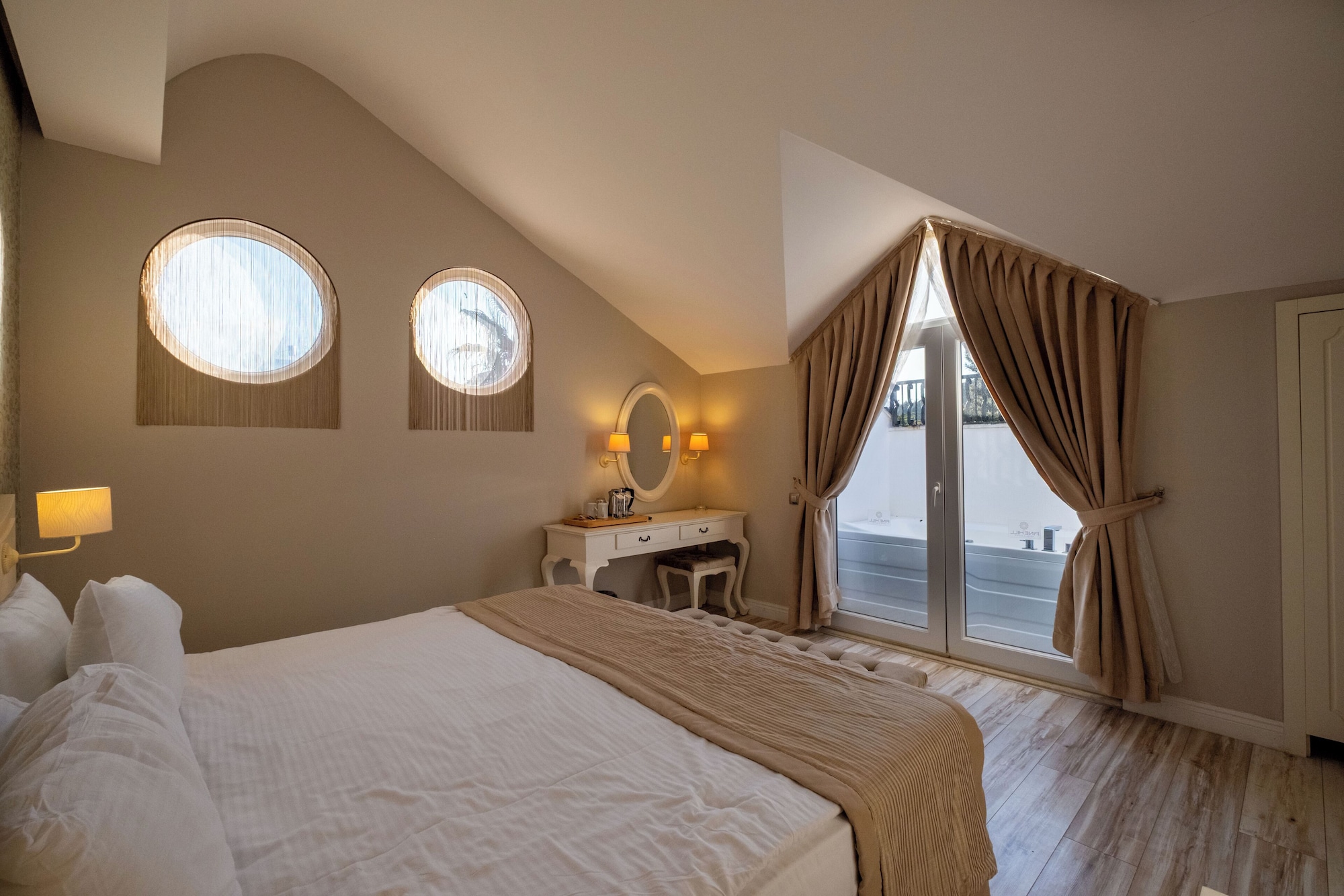 豪华套房，室外按摩浴缸及顶层