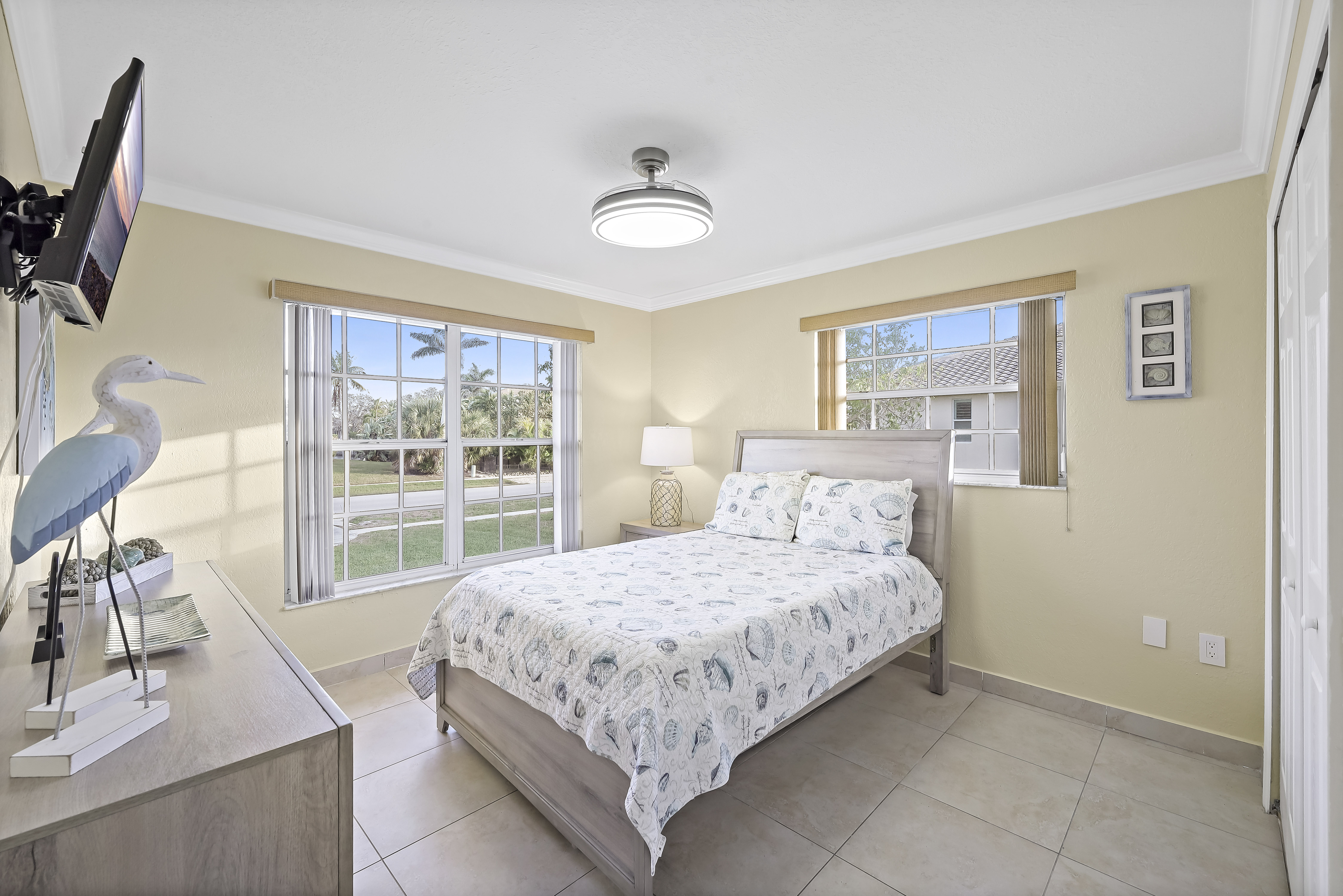 大型泳池和风景运河-迷人海滨避风港