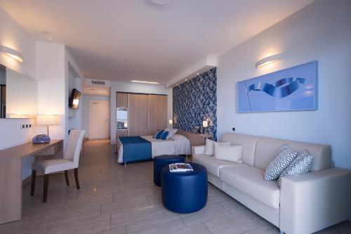 小型套房（带海景的）